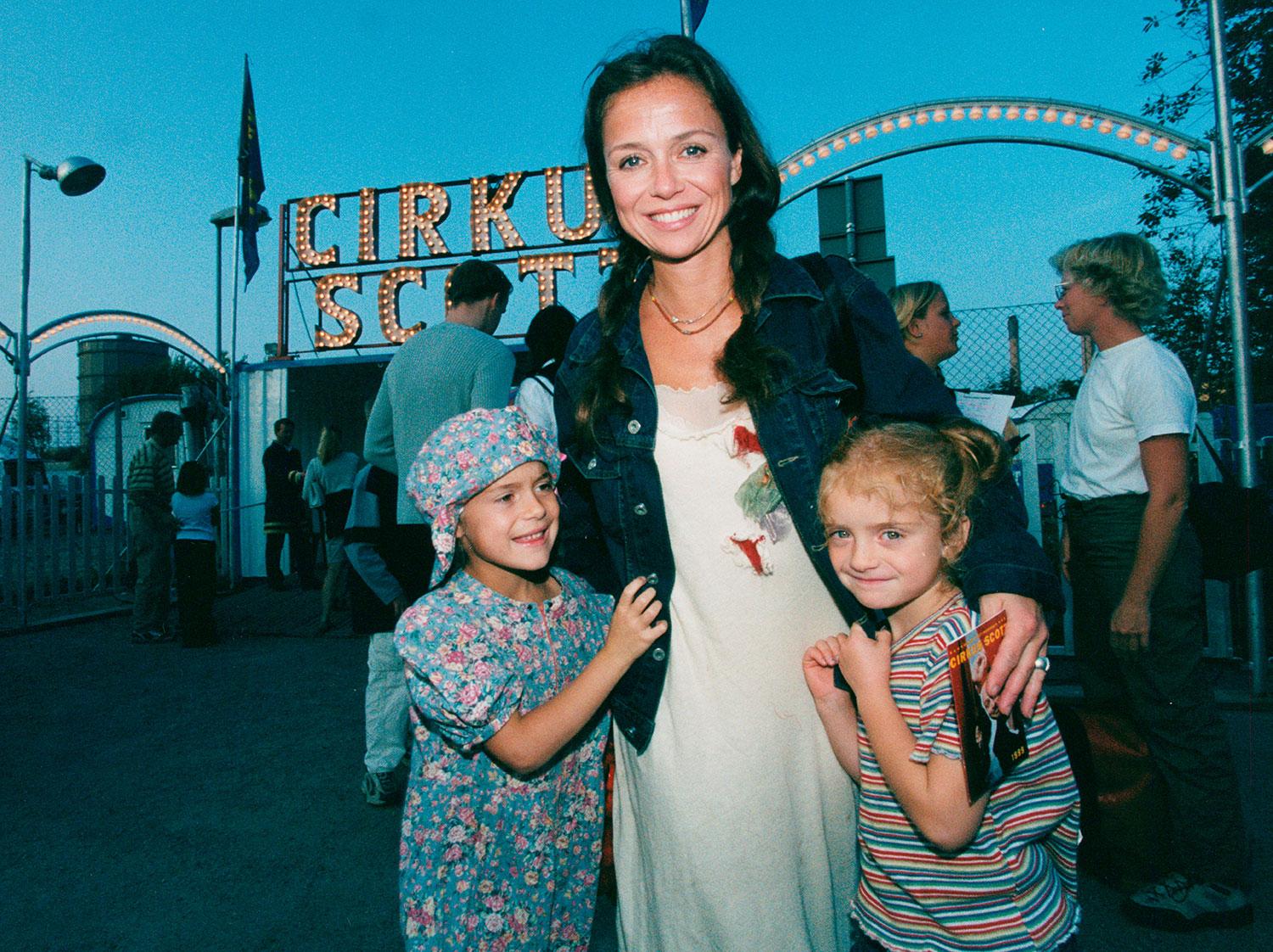 Annika Jankell och barnen på vimmel vid cirkus