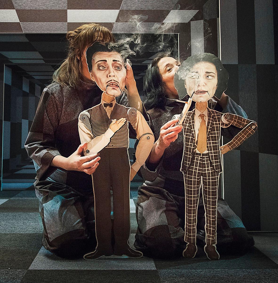 Malin Morgan och Andrea Edwards bakom dockorna i ”Doktor Faustus” på Folkteatern i Göteborg.