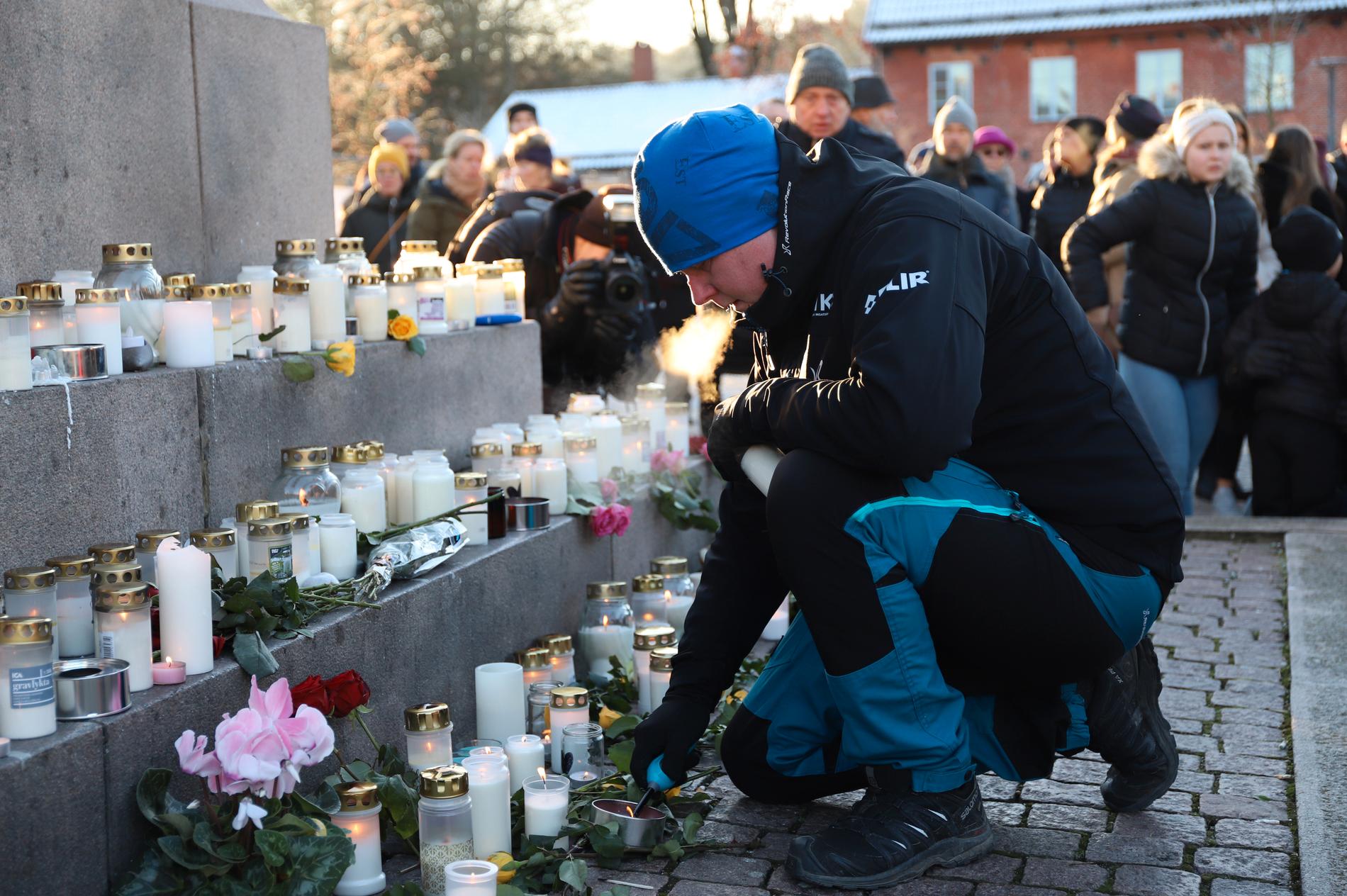 Hundratals människor samlades i dag på Kungstorget i Uddevalla för en minnesstund för 17-åriga Wilma Andersson. Daniel Brodin från frivilligorganisationen FIKK var en av deltagarna.