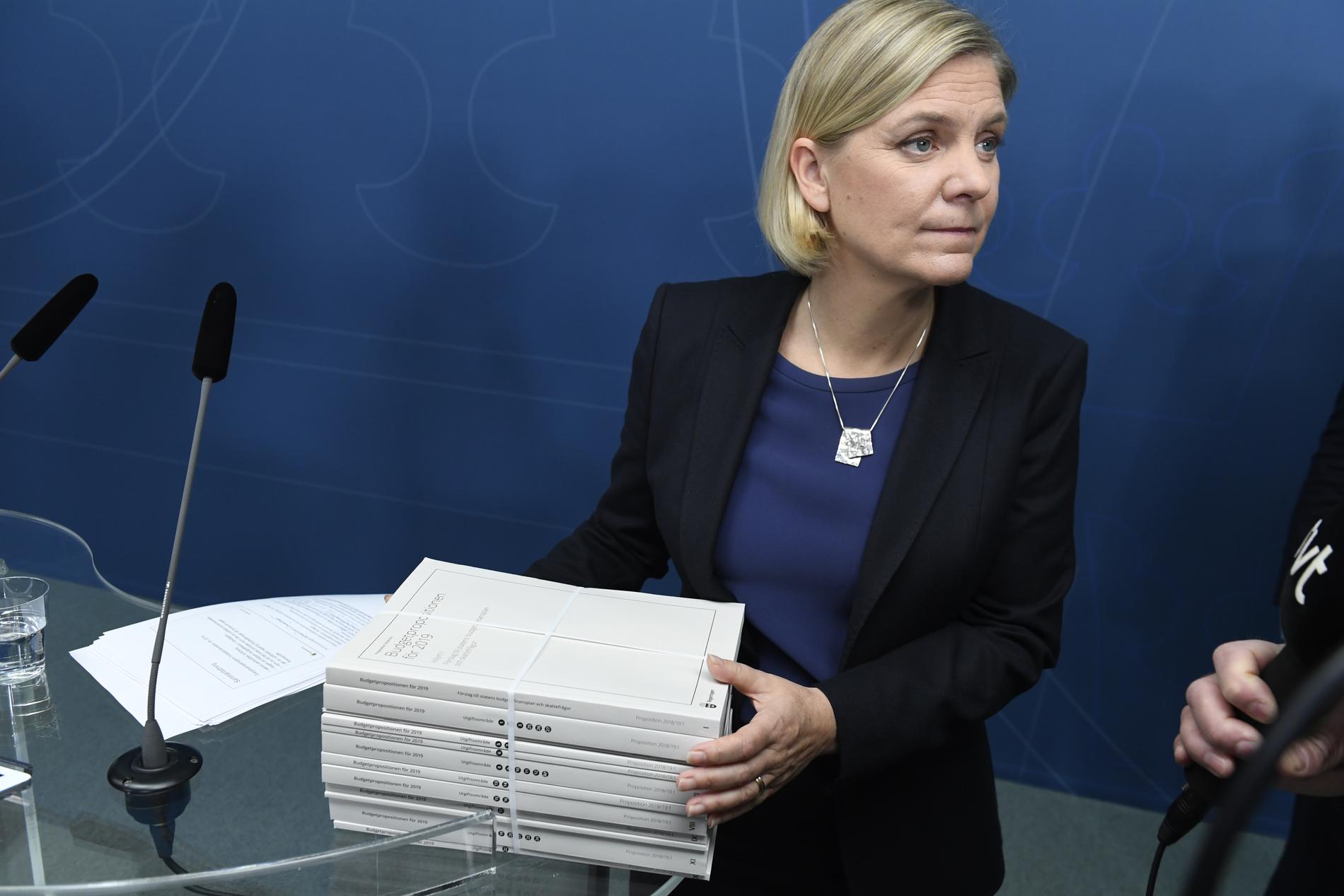 Finansminister Magdalena Andersson (S) presenterar övergångsregeringens budget under en pressträff i Stockholm.