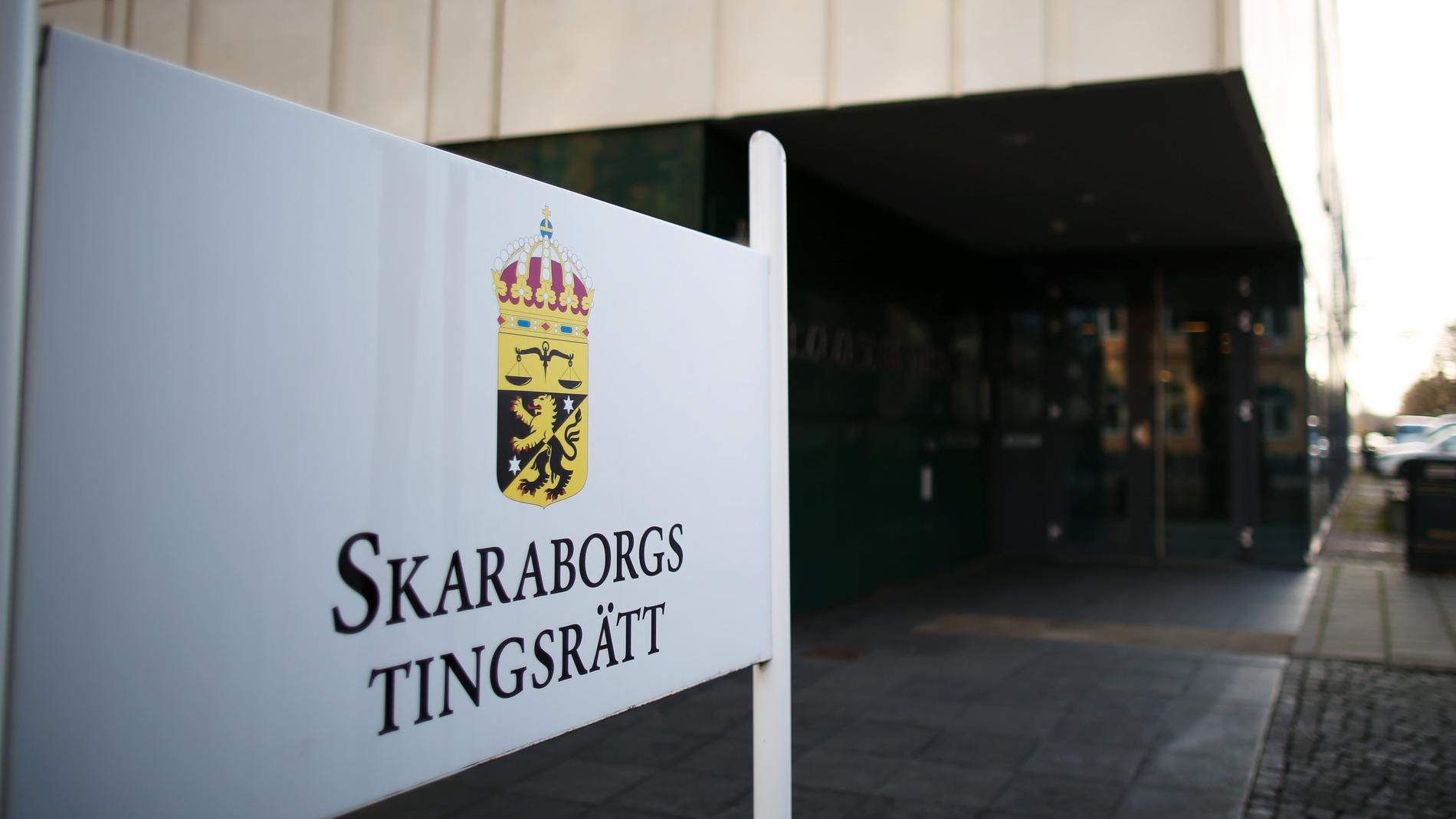 Fyra personer åtalas vid Skaraborgs tingsrätt för två fall av grov misshandel, stöld och olaga hot. Två av dem dessutom för våldtäkt. Arkvbild.