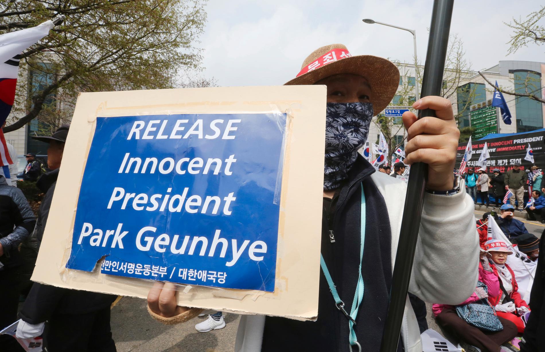 Anhängare till Park Geun-Hye manifesterade sitt stöd till henne i närheten av domstolen i Seoul under fredagen.