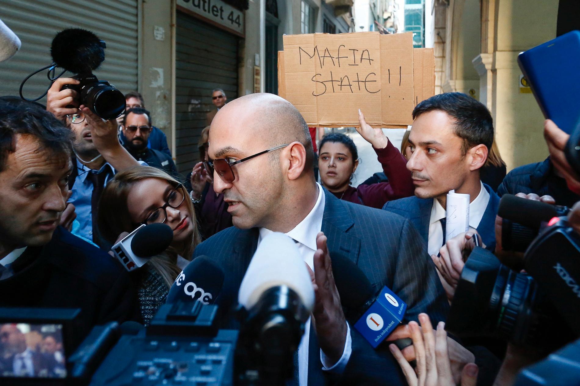 Den maltesiske affärsmannen Yorgen Fenech möter allmänheten i Valletta efter att ha försökt blanda in regeringens tidigare stabschef i mordkomplotten i domstol.