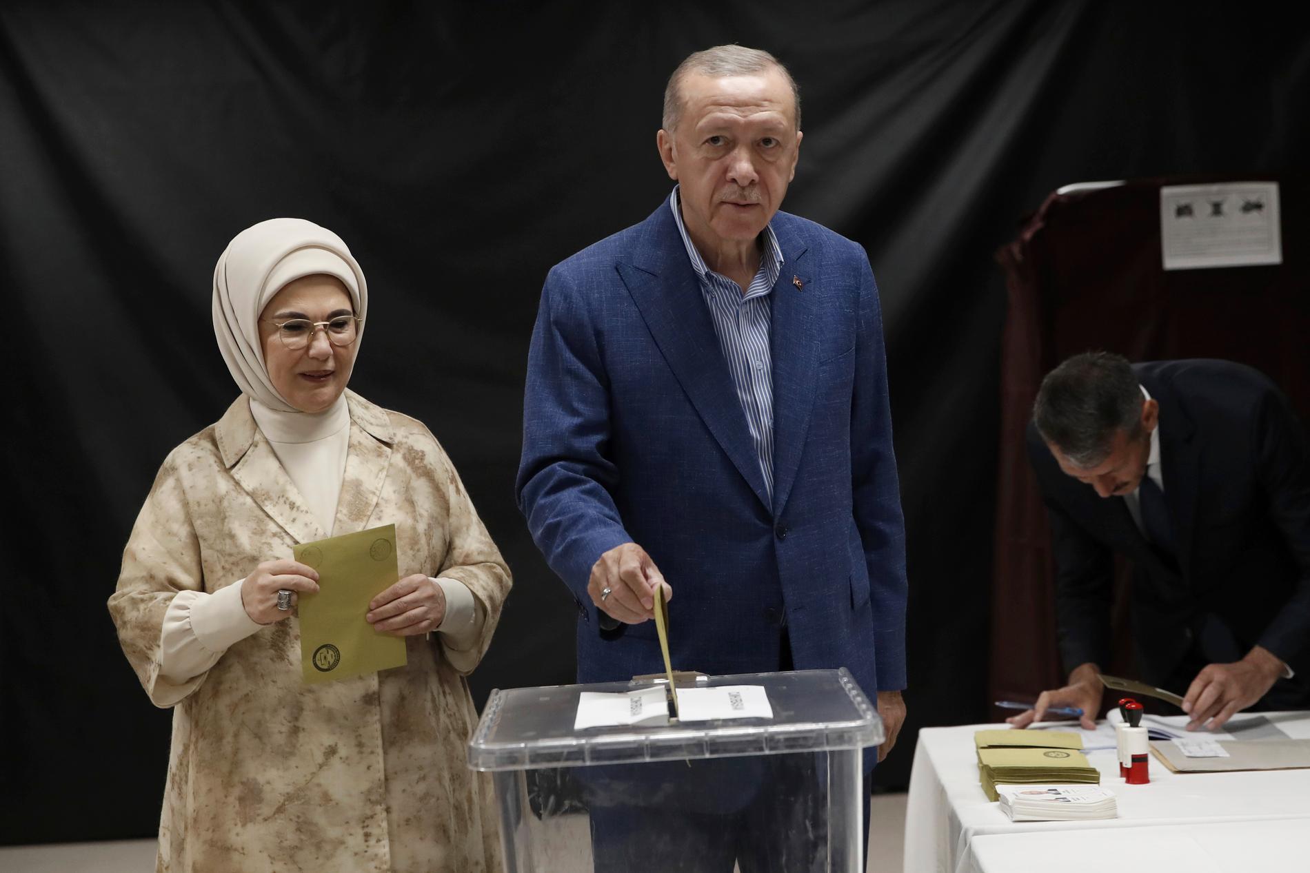 Recep Tayyip Erdogan och hans fru Emine Erdogan lägger sina röster i en vallokal i Istanbul. 