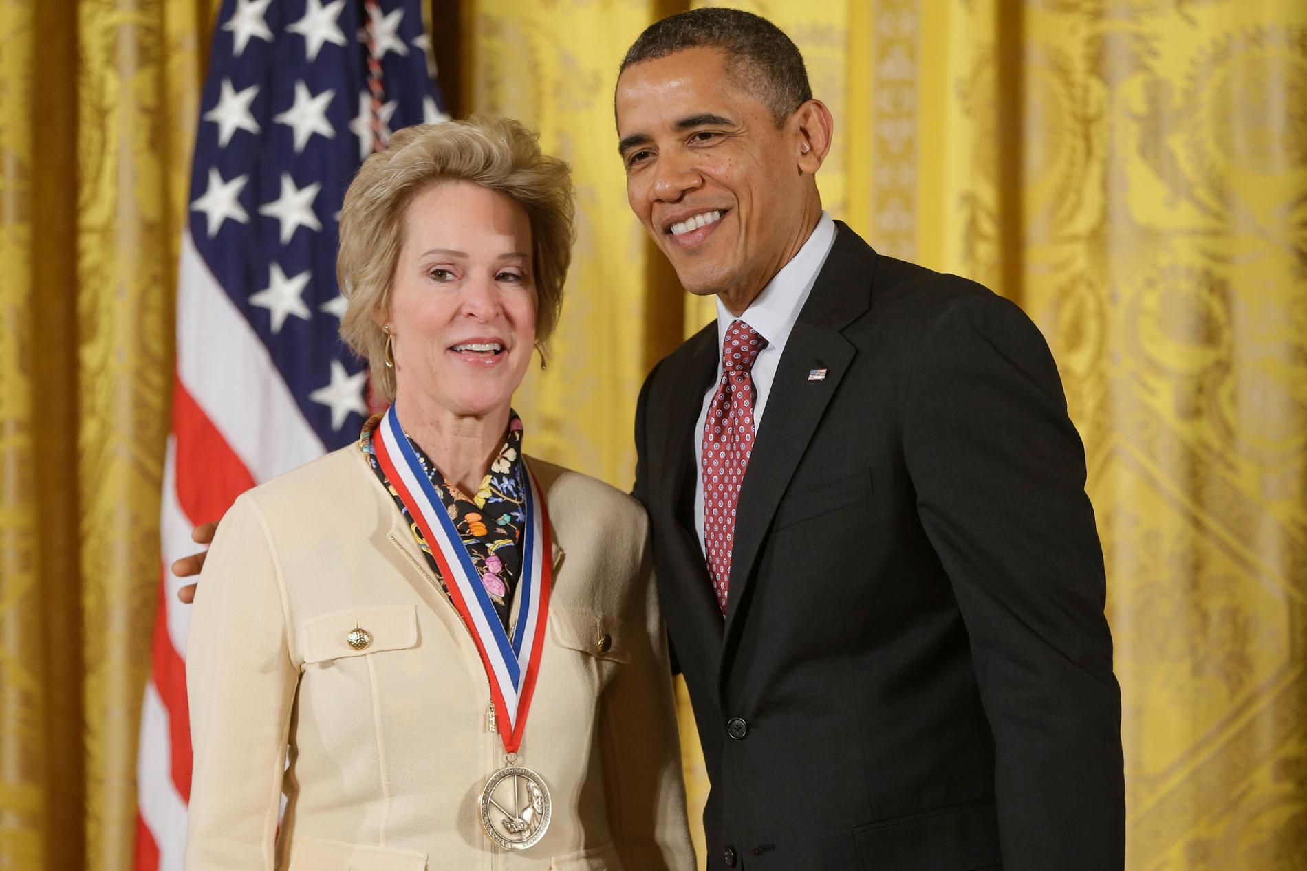 En av många utmärkelser som tilldelats Frances Arnold är National Medal of Technology and Innovation. Priset delades ut av dåvarande presidenten Barack Obama.