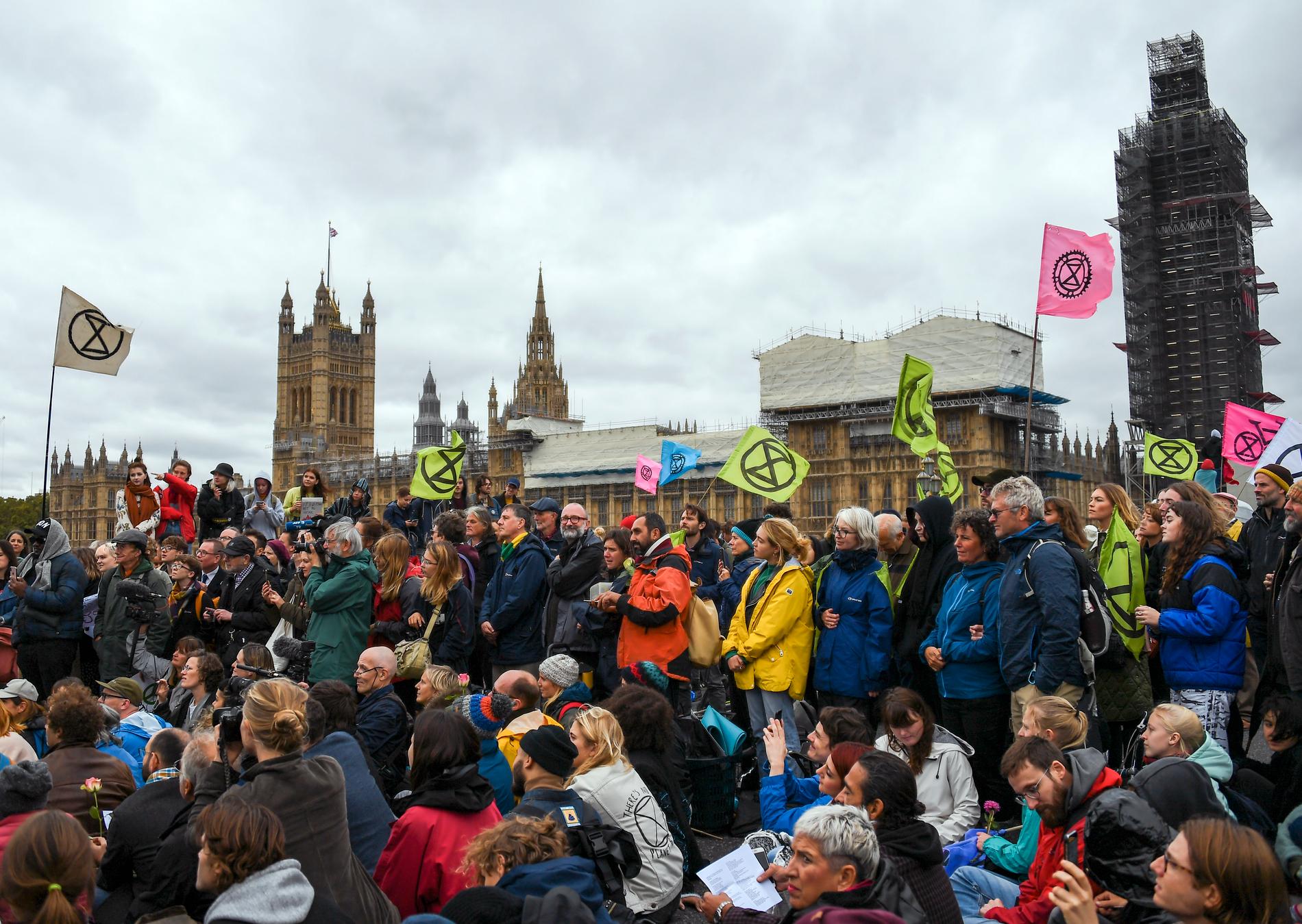 Klimataktivister i centrala London på måndagen.