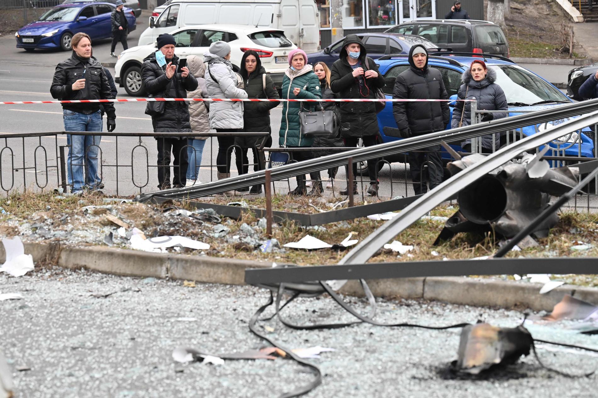 Människor i Kiev har samlats vid en plats som spärrats av efter en bombning.