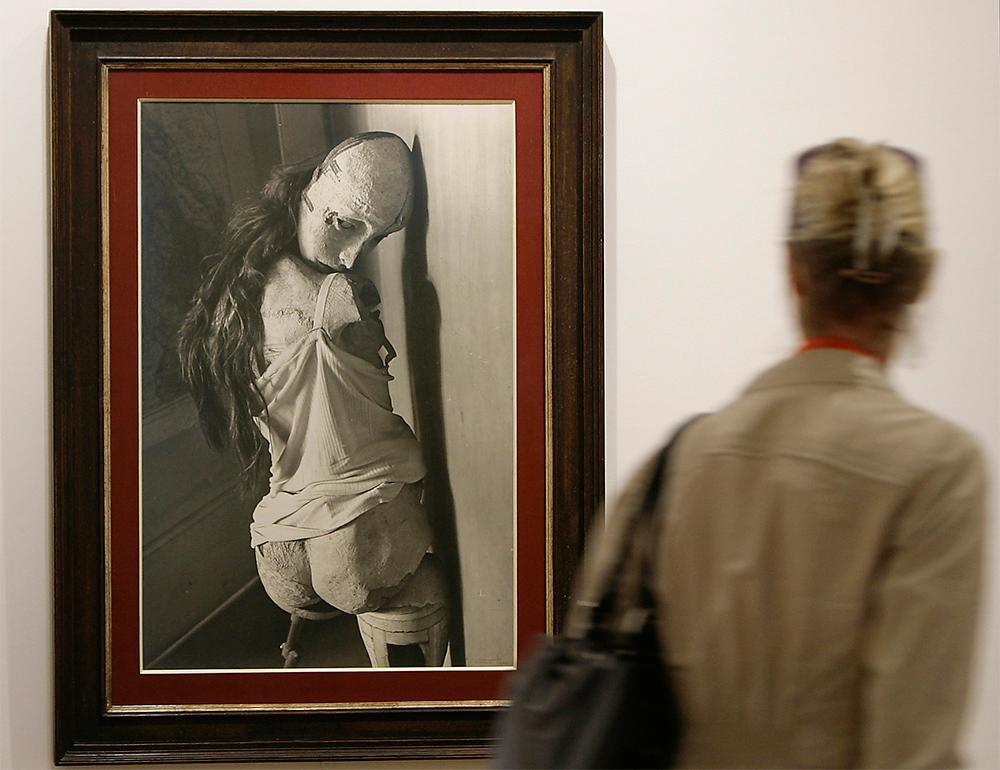 ”Die puppe” (”Dockan”), foto av Hans Bellmer på en utställning i Berlin 2008. Foto: AP
