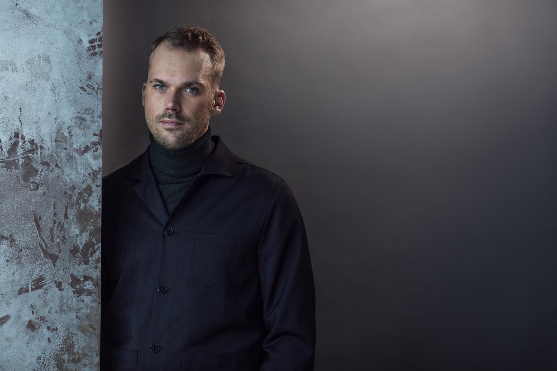 Aftonbladetjournalisten Victor Pavic Lundberg debuterar med sin spänningsroman ”Den som överlever”.