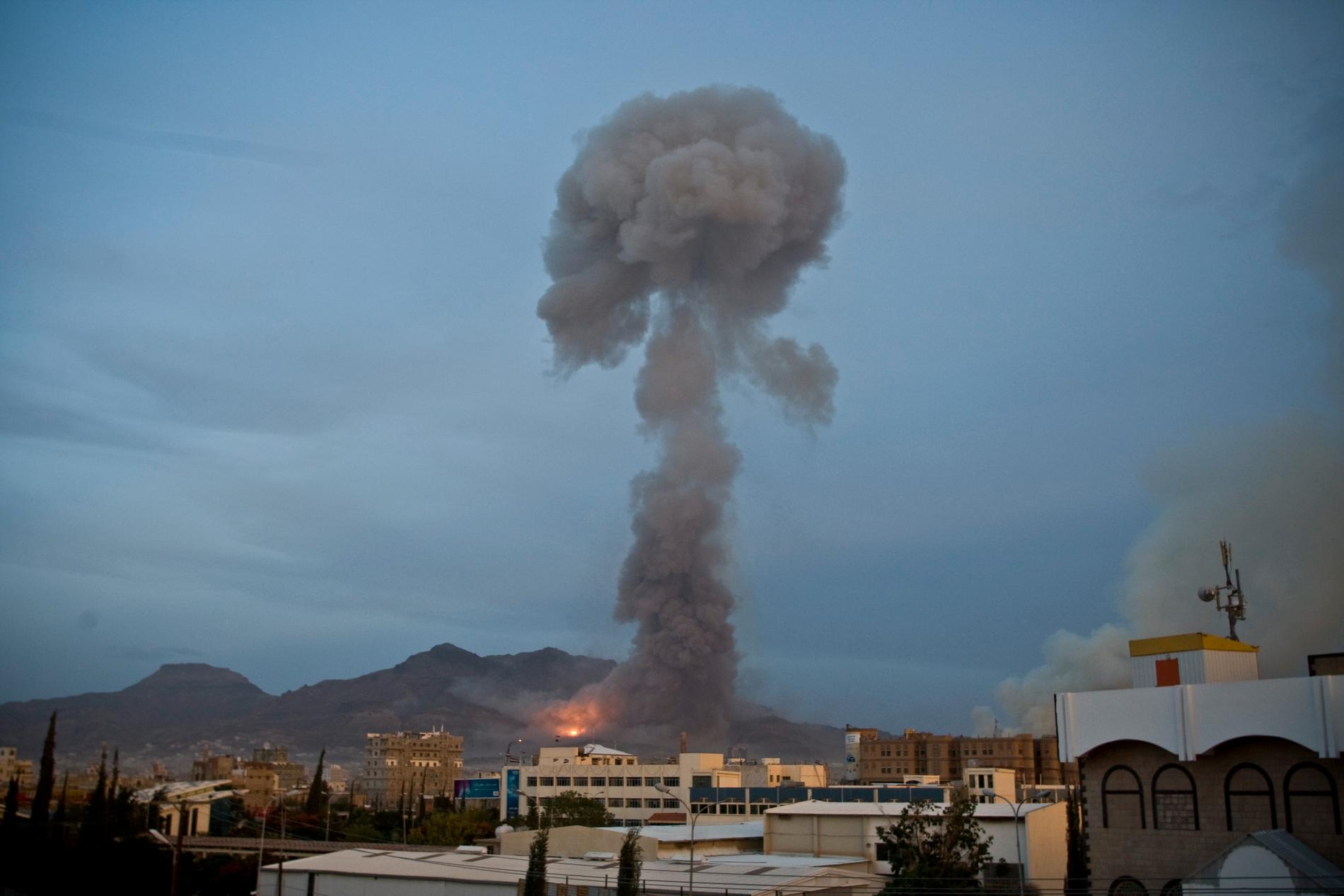 Rök stiger mot himlen efter att den saudiskledda koalitionen genomfört en flygräd i Jemens huvudstad Sanaa. Koalitionens luftangrepp ligger bakom 67 procent – motsvarande 8 000 människor – av alla civila dödsfall i konflikten. Arkivbild.