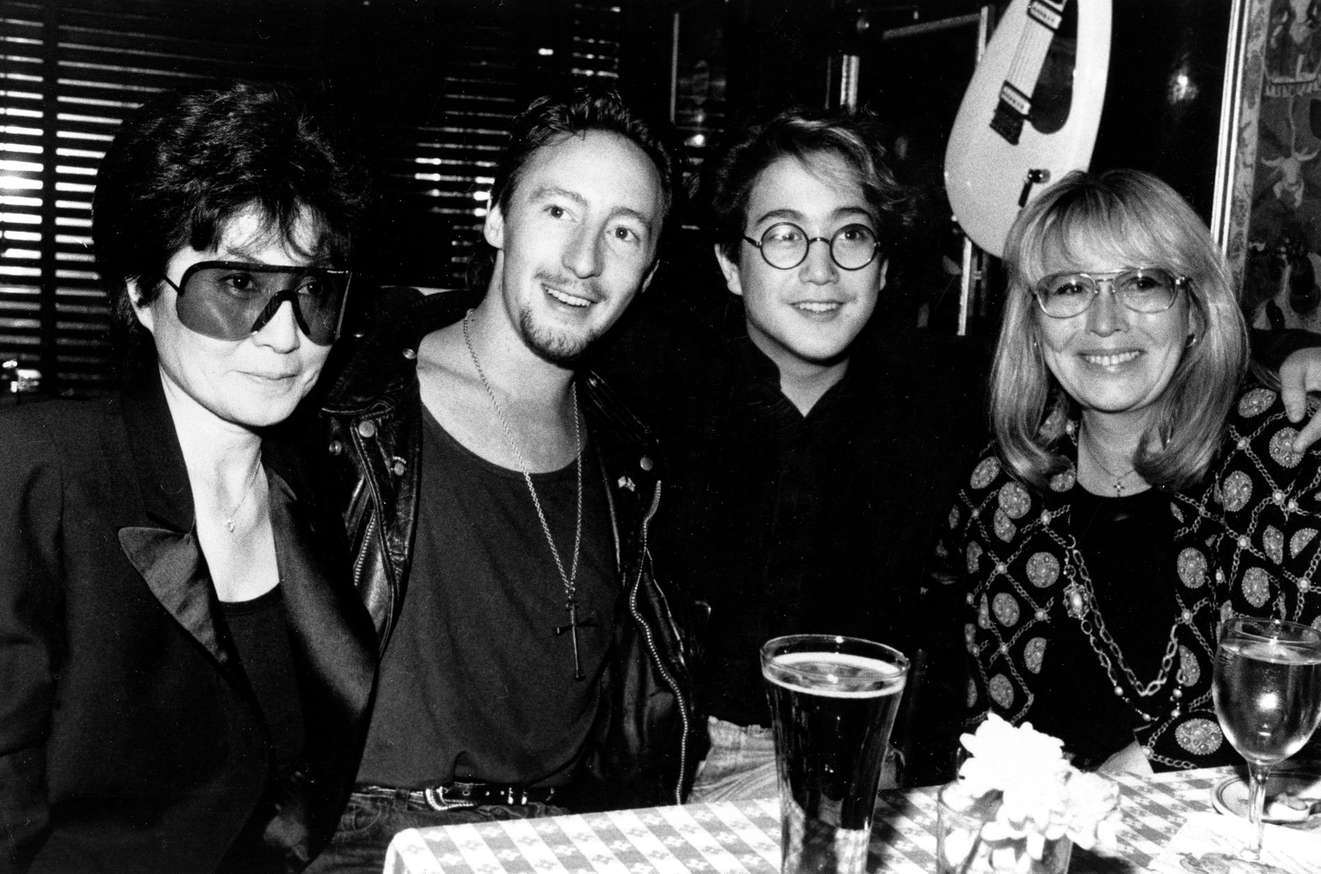 Yoko Ono, Julian Lennon, Julians halvbror Sean Lennon och Julians mamma Cynthia Lennon i samband med en av Julians konserter, 1989.