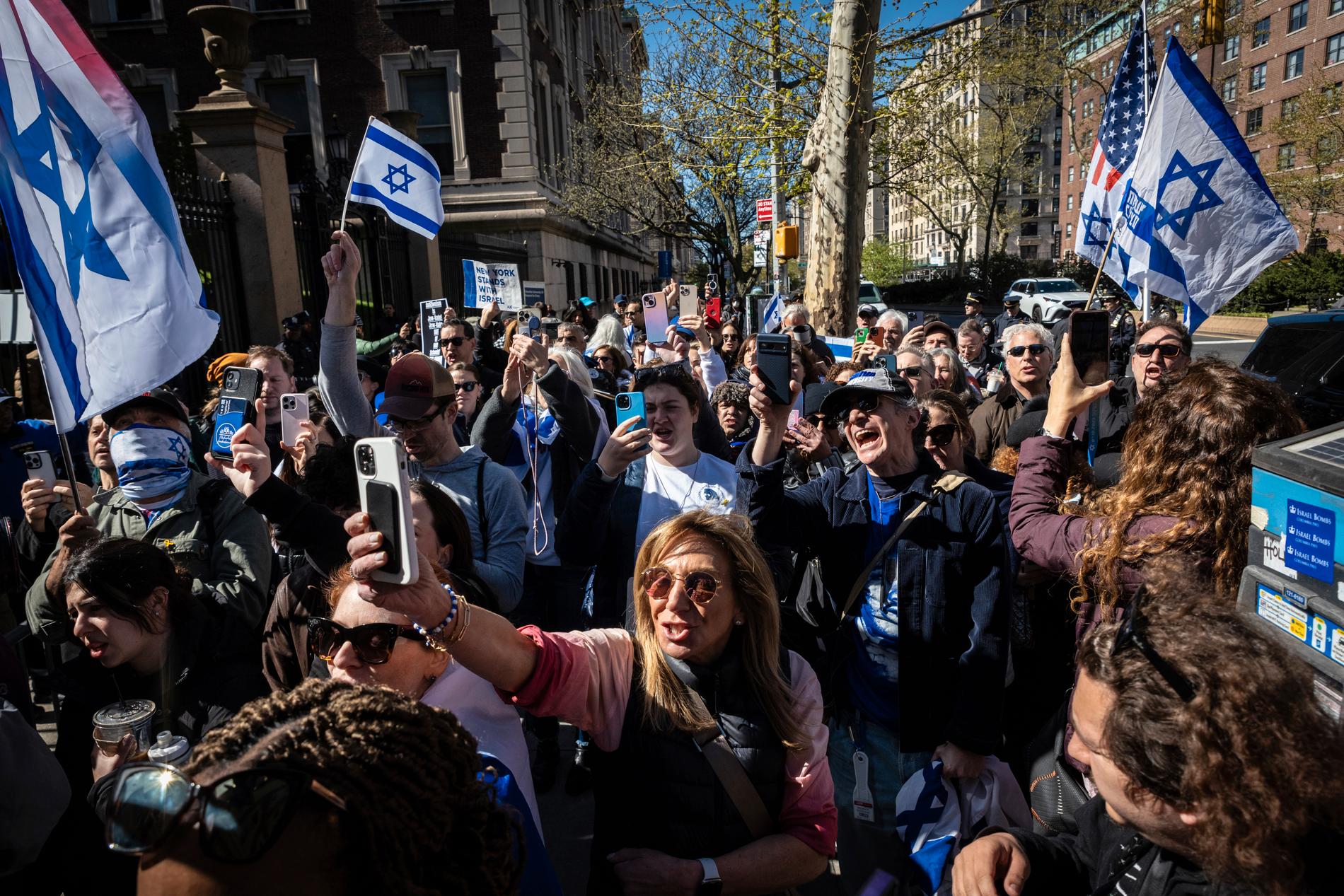 Pro-israeliska demonstranter protesterar till stöd för Columbia Universitys professor Shai Davidai, som nekades tillträde till campus för att förhindra honom från att hamna mitt bland de pro-palestinska demonstranter som slagit läger där. Bild tagen i måndags.