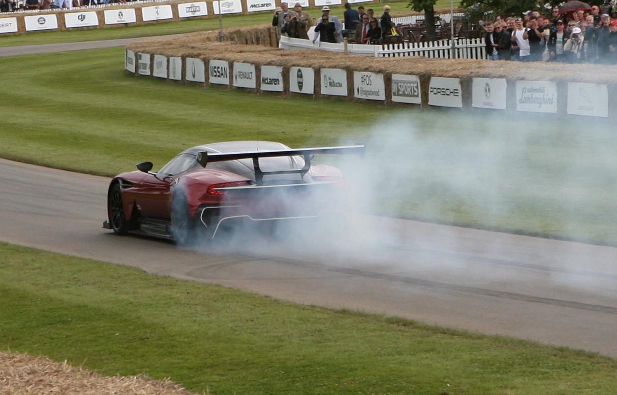 En av endast 24 Aston Martin Vulcan visar upp sig för publiken.