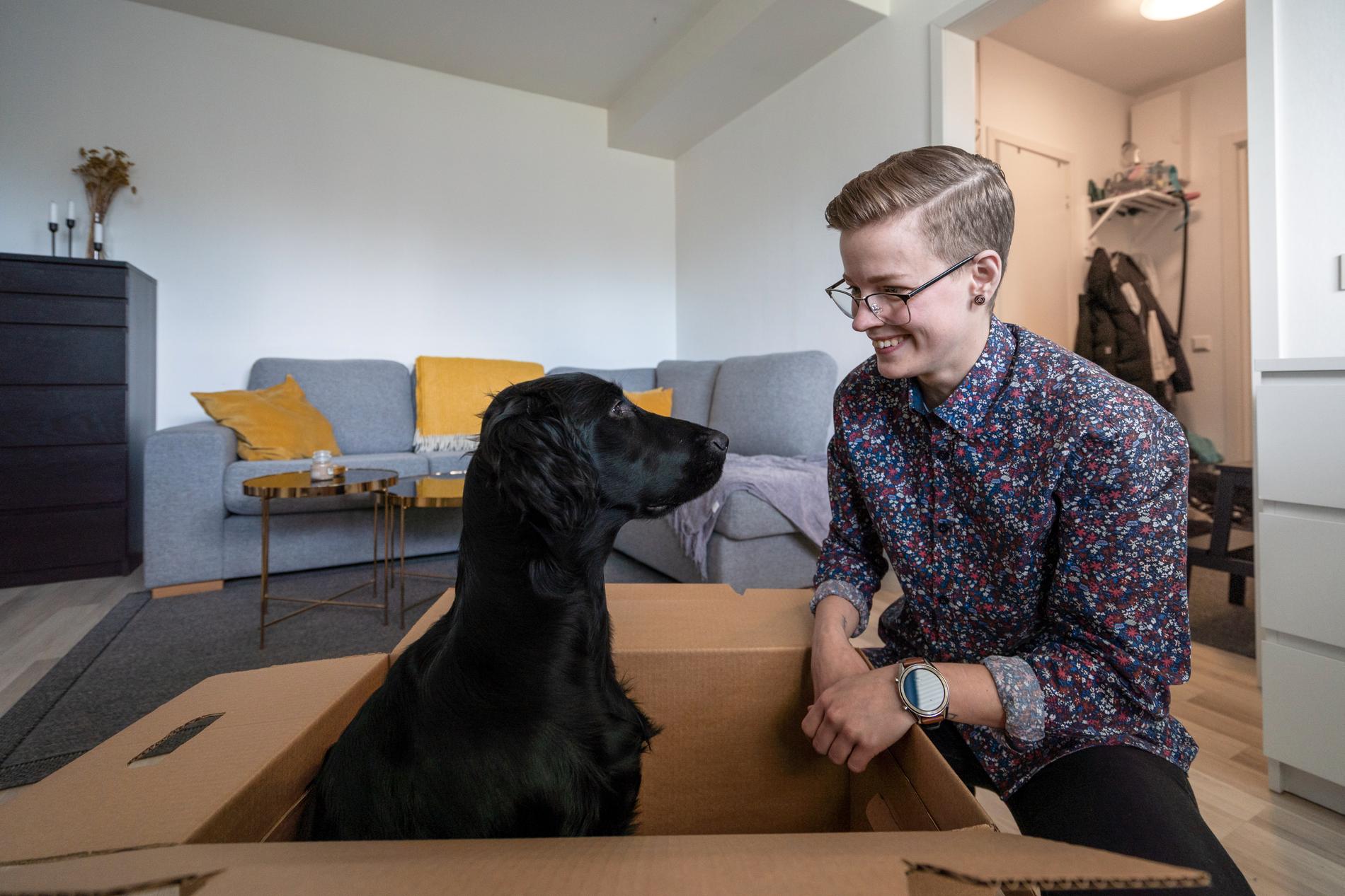 Bostadsmarknaden i Skellefteå stiger mest i hela landet och på bara fyra år har värdet på Maja Lundström som bor på Moröhöjden, fördubblats. Här med hunden Siri.