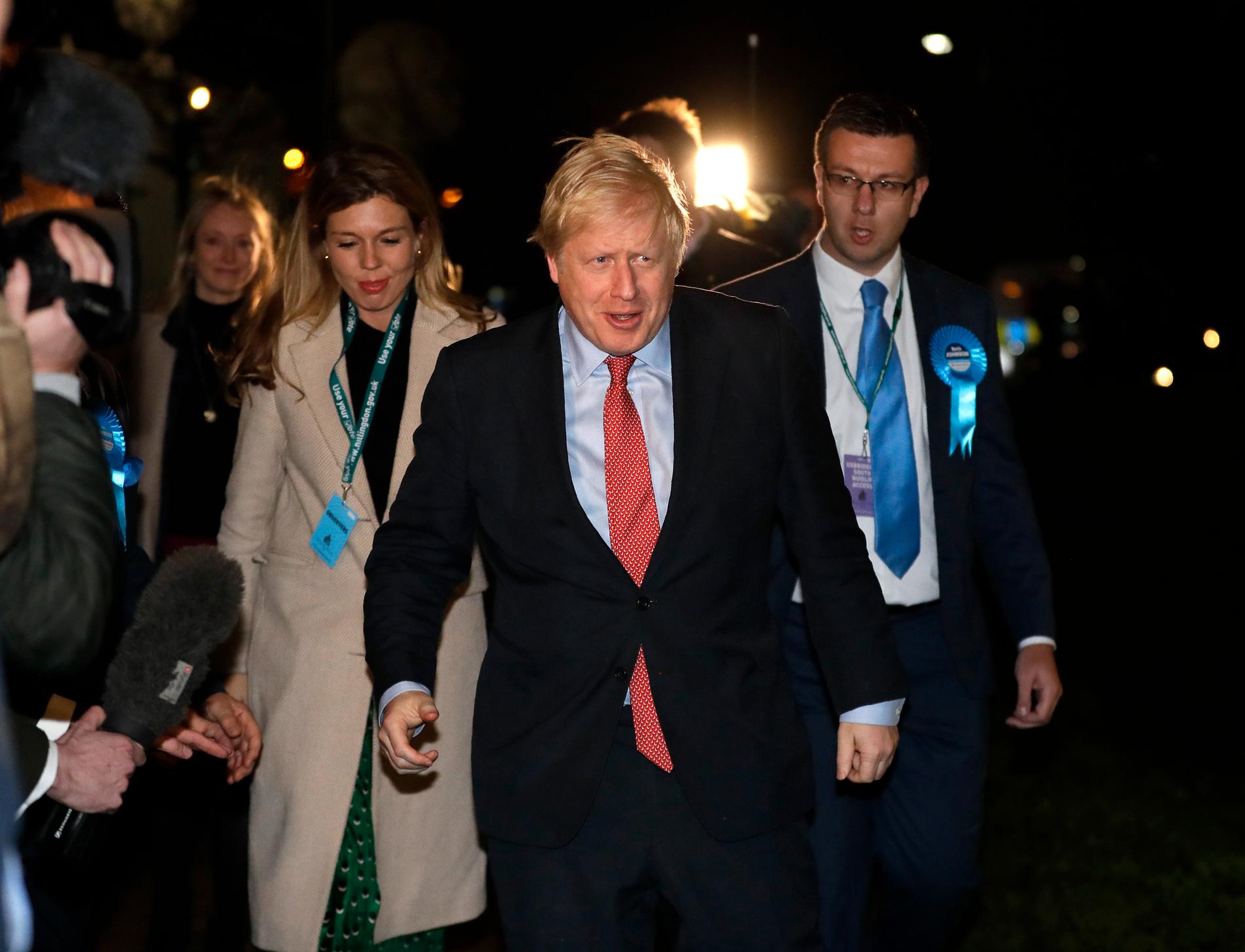 Storbritanniens premiärminister Boris Johnson anländer till sin valkrets Uxbridge under natten till fredag.