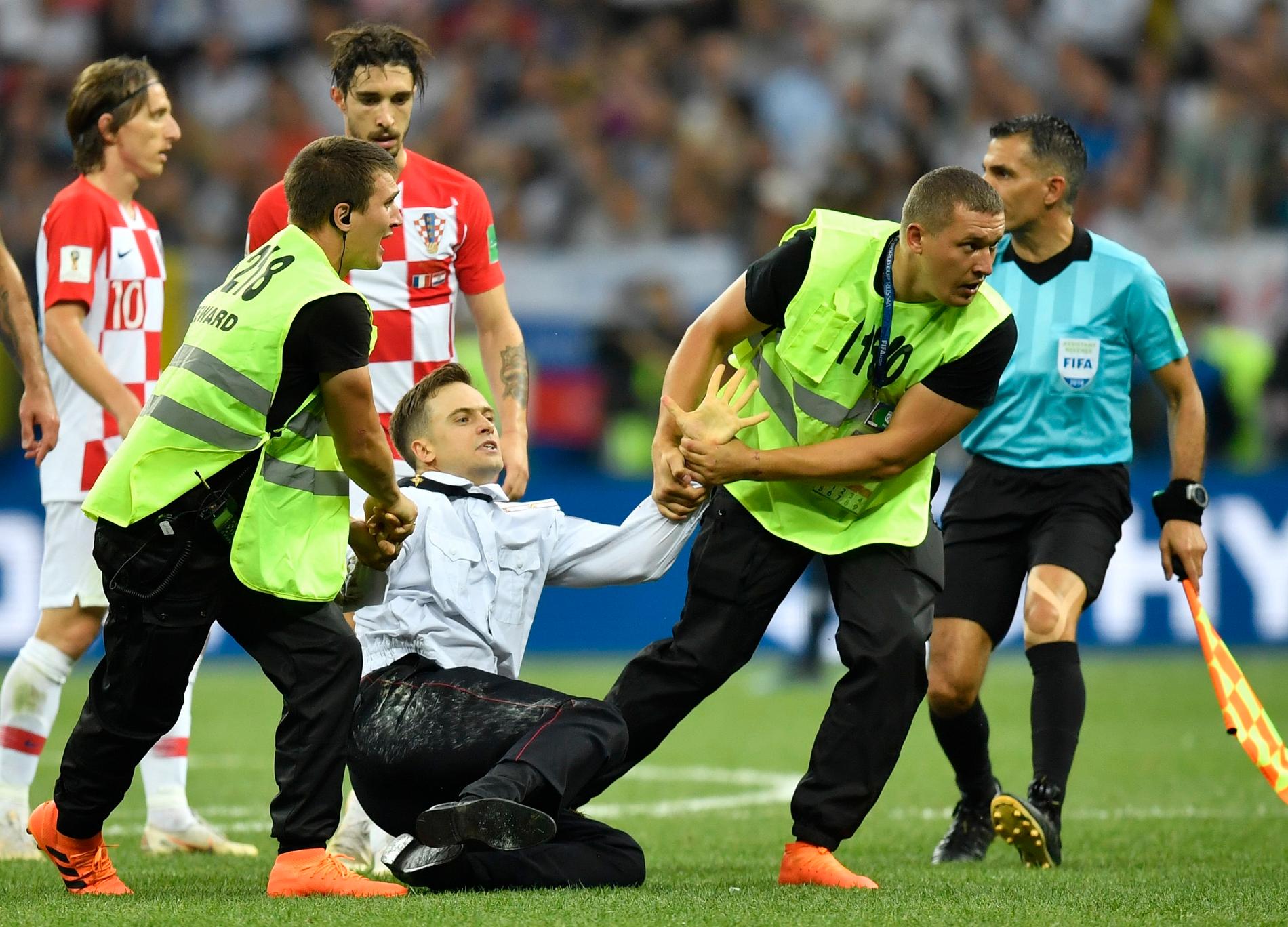 Pjotr Verzilov stormade in och greps på planen vid finalen i fotbolls-VM i Moskva.