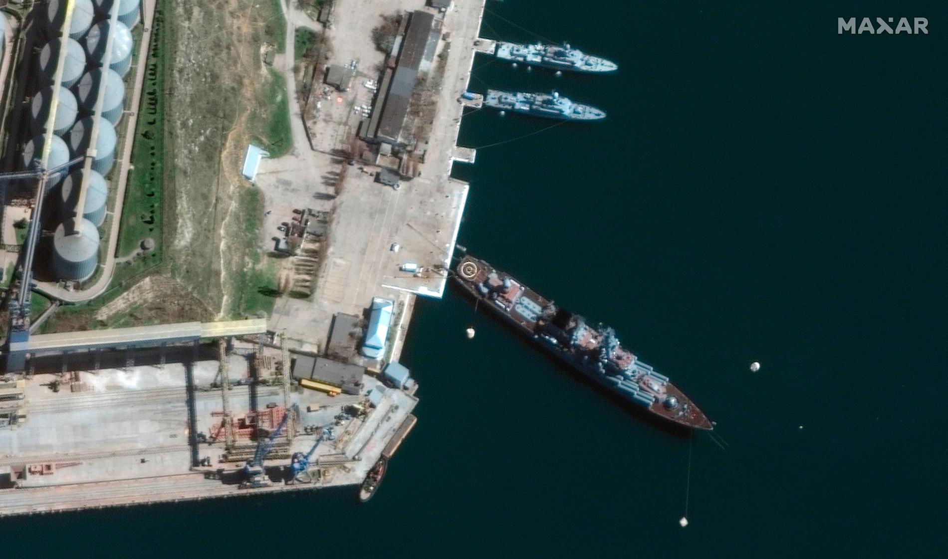 Satellitbilden från Maxar visar flaggskeppet Moskva i hamn i Sevastopol på Krim.