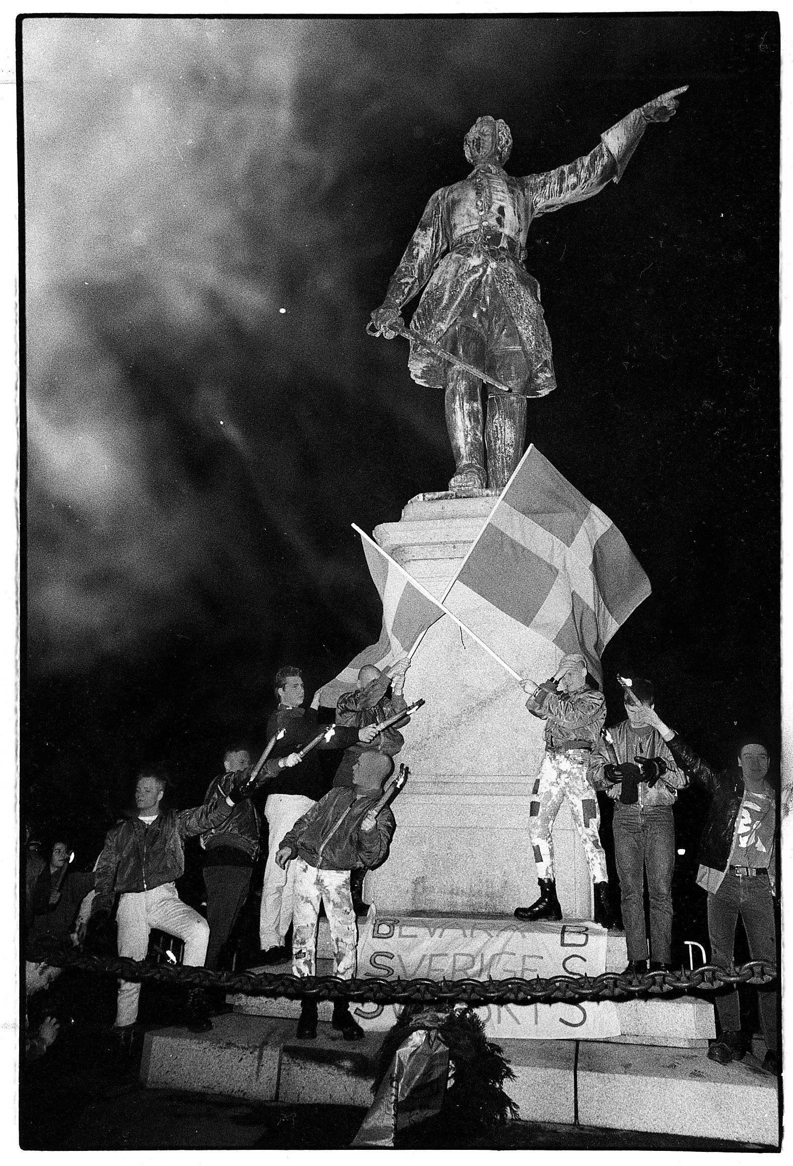 Bevara Sverige Svensk-aktivister vid Karl XII:s staty i Stockholm i november 1984.