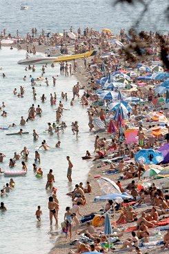Zlatni Rat är Kroatiens mest kända strand. Den är fylld av runda, mjuka, vita stenar. Den märkliga stranden går som ett horn flera hundra meter ut i vattnet och ändrar form efter vindarna.