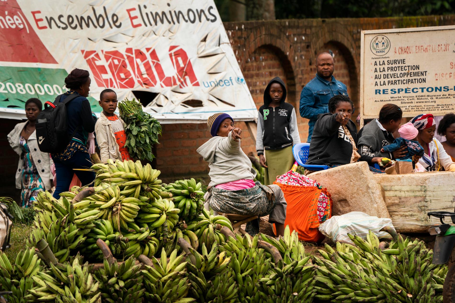 "Låt oss utrota ebola" står det på ett plakat som informerar om den dödliga blödarfebern i staden Beni, Kongo-Kinshasa.