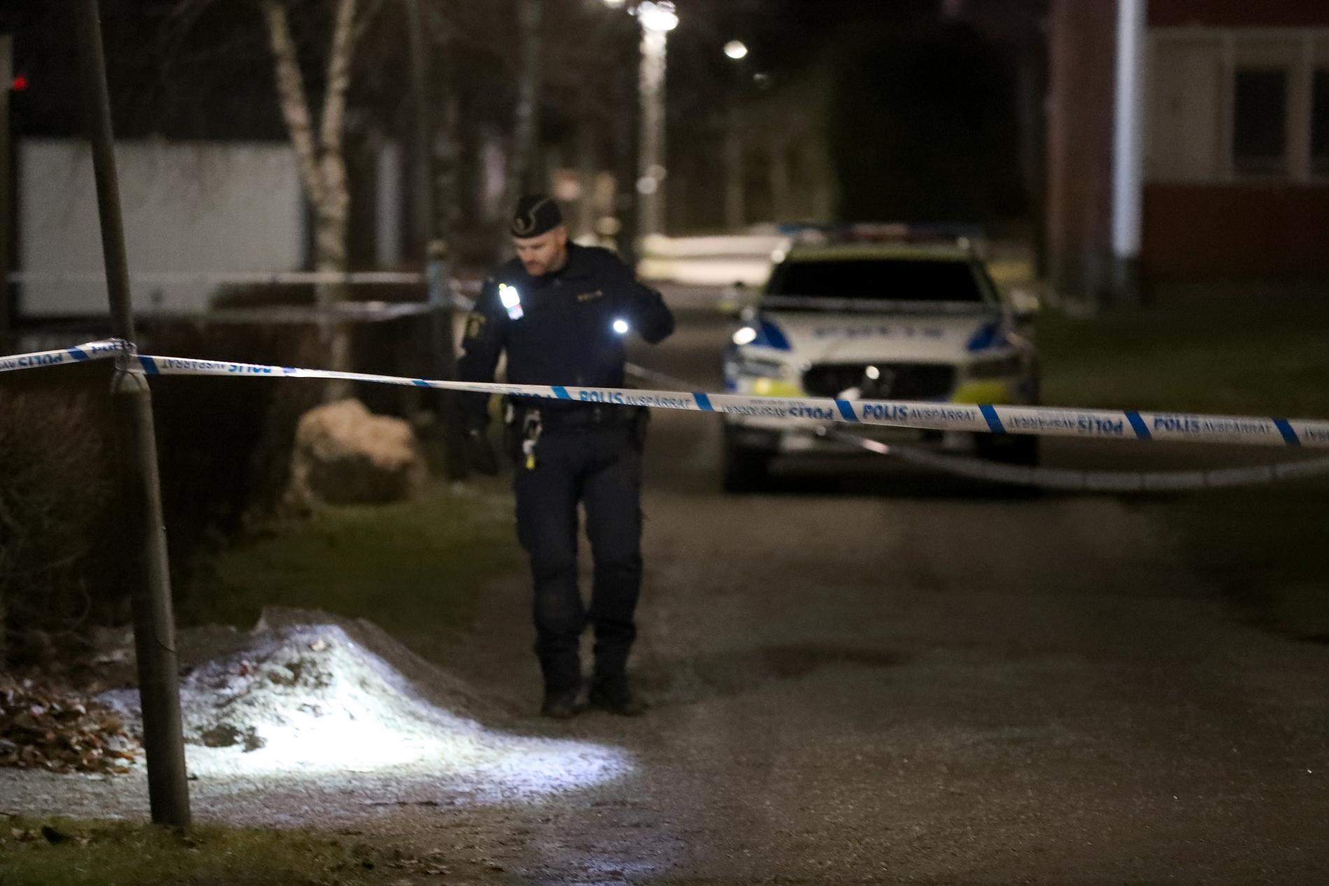 En man har skottskadats och förts till sjukhus i Eskilstuna. Polisen larmades till stadsdelen Skiftinge sedan boende där hört flera höga smällar.