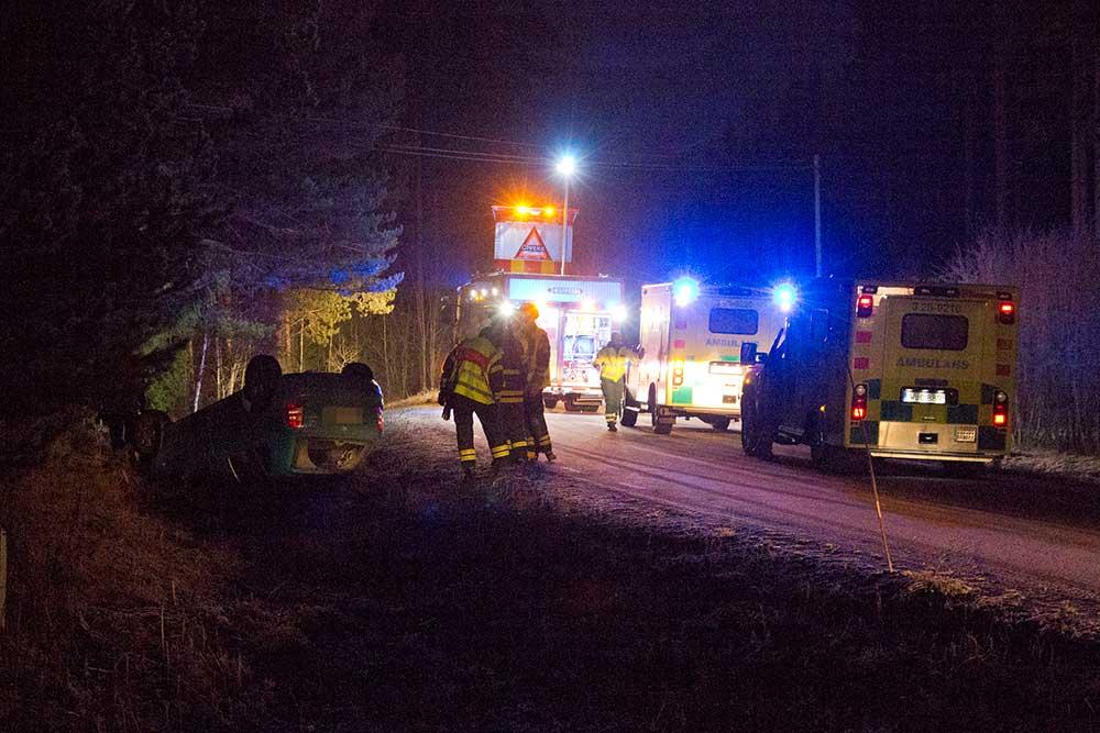 Idag vid kl 06:50 larmades räddningstjänst, ambulans och polis till Boviksvägen utanför Sandviken med anledning av en trafikolycka. En personbil hade kört av vägen och voltat i det hala väglaget.