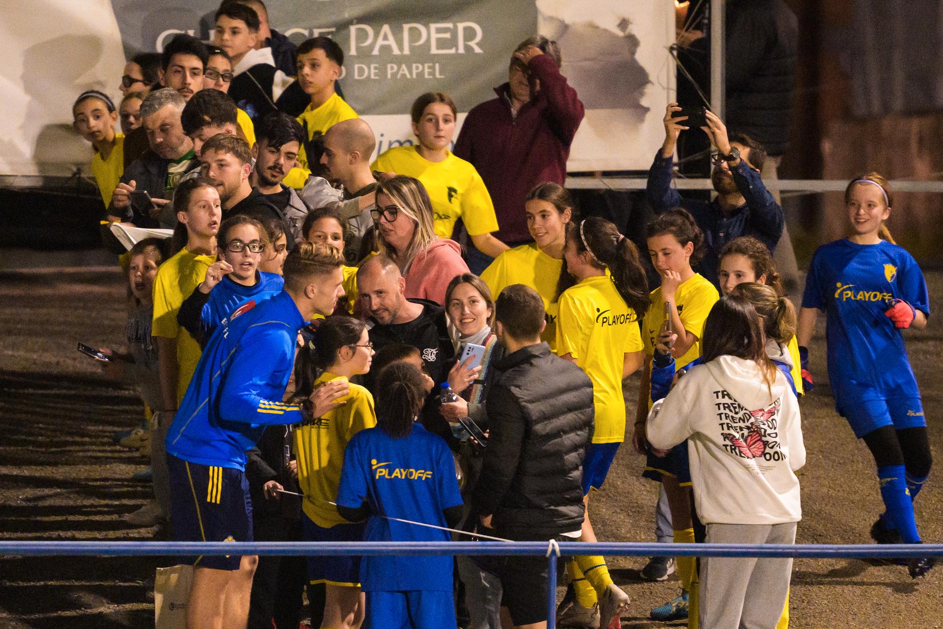 Victor Gyökeres omringades av fans efter Sveriges träning
