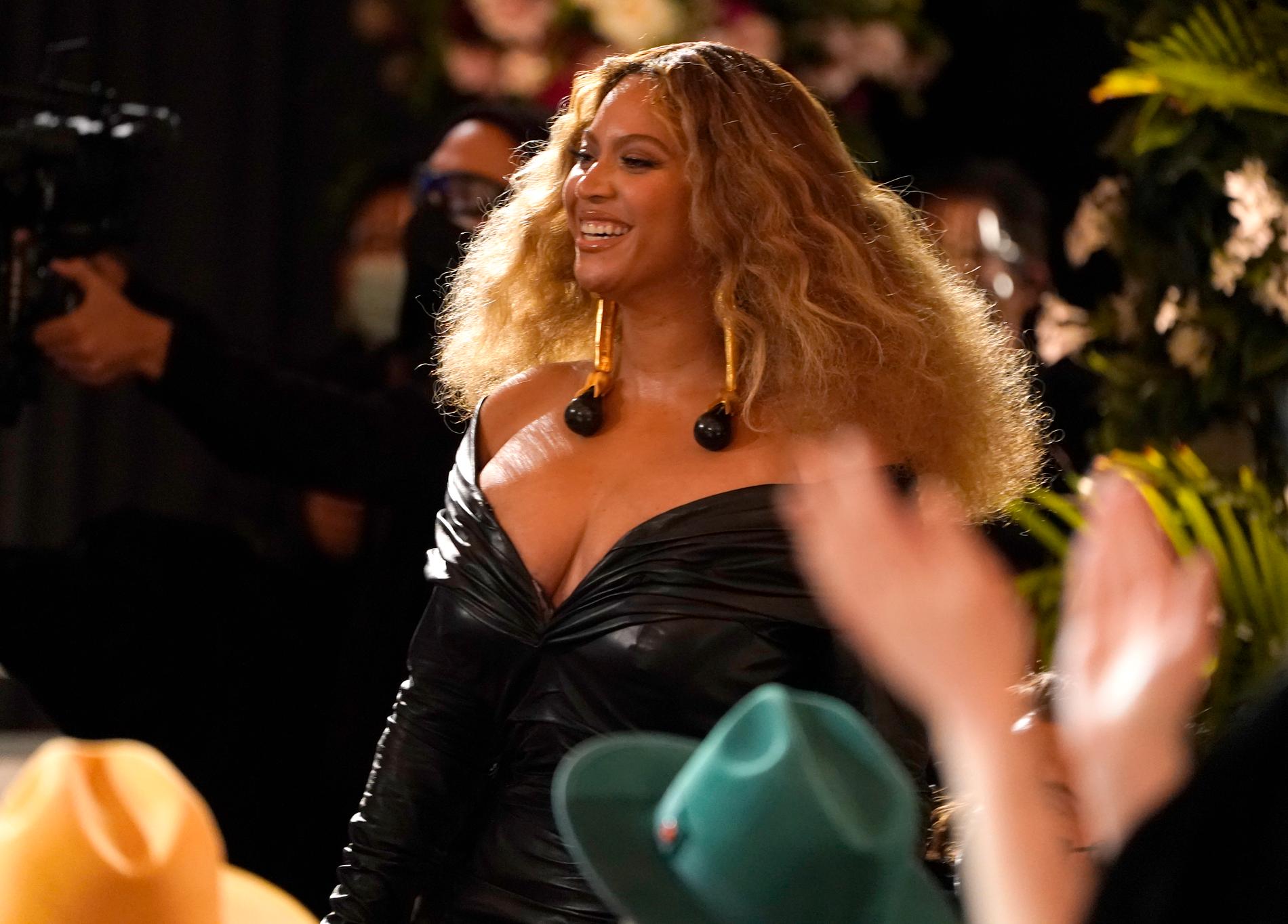 Beyoncé under Grammygalan i Los Angeles, där hon tilldelades flera statyetter.
