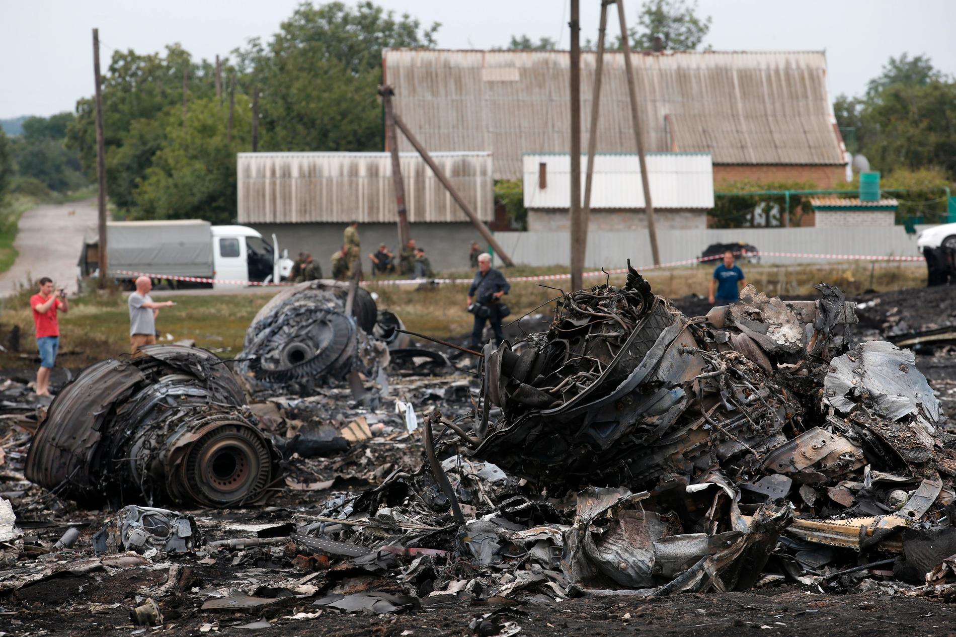 Vrakdelar nära byn Grabovo i Donetsk, strax efter kraschen 2014.