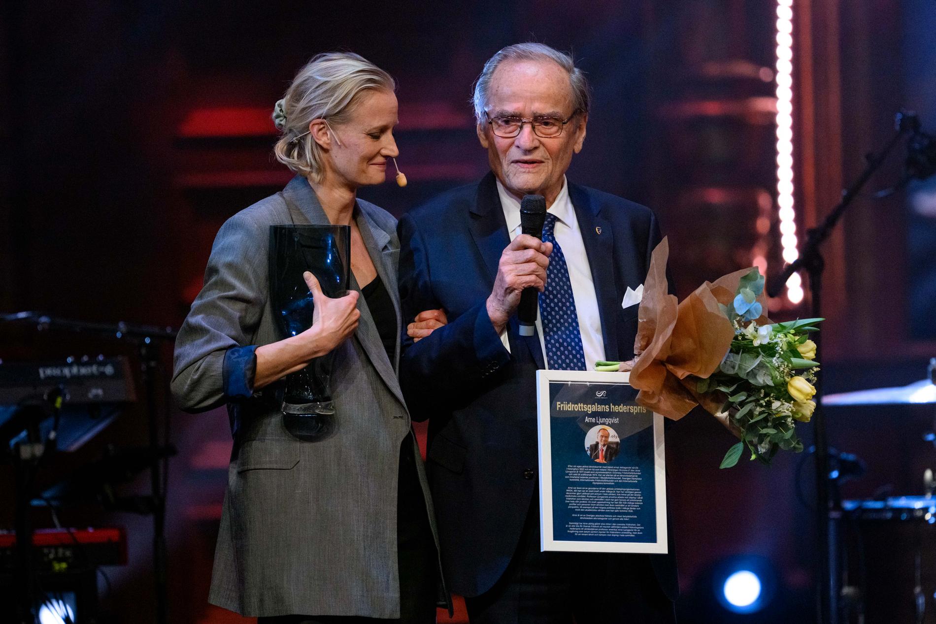 Arne Ljungqvist tilldelas Idrottsgalans hederspris. 