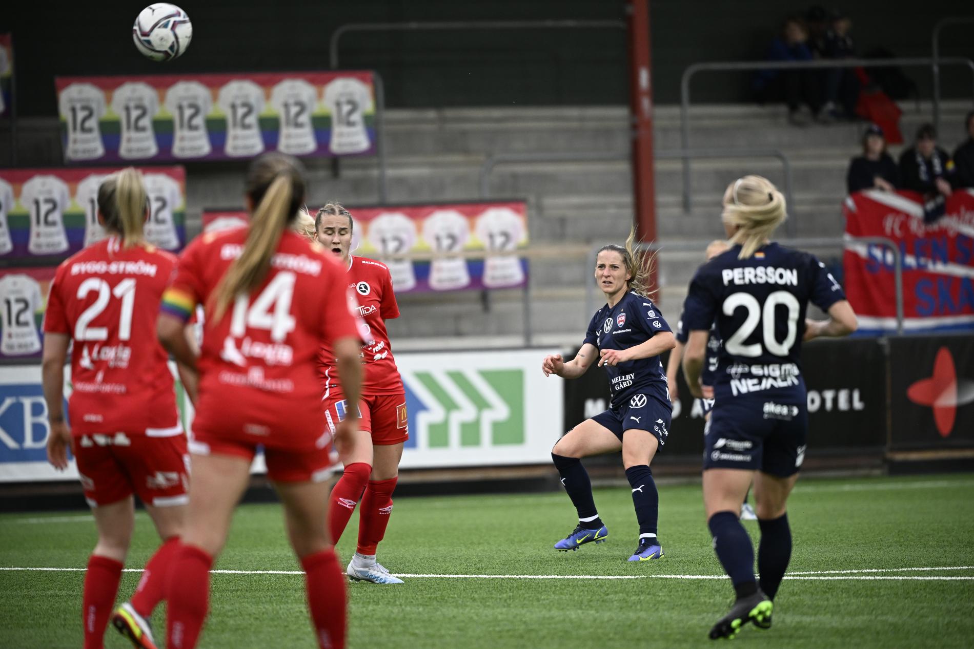 Rosengårds Jelena Cankovic avlossar sin vänsterfot utanför straffområdet och får till slut se bollen segla in fram till 2–0 hemma mot Kif Örebro.