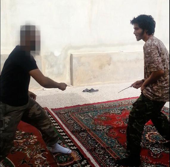 Som tidsfördriv och träning slåss de unga IS-anhängarna med pinnar som ska motsvara knivar.