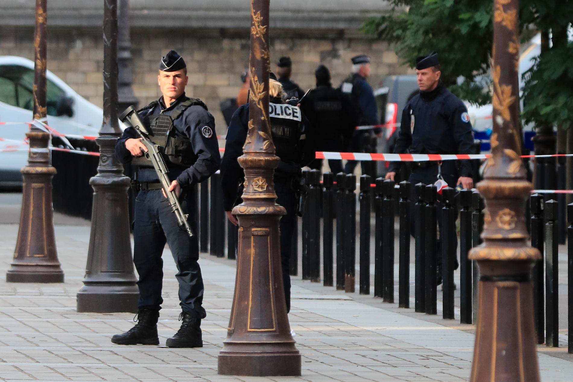 Poliser utanför polisstationen i Paris efter händelsen den 3 oktober. Arkivbild.