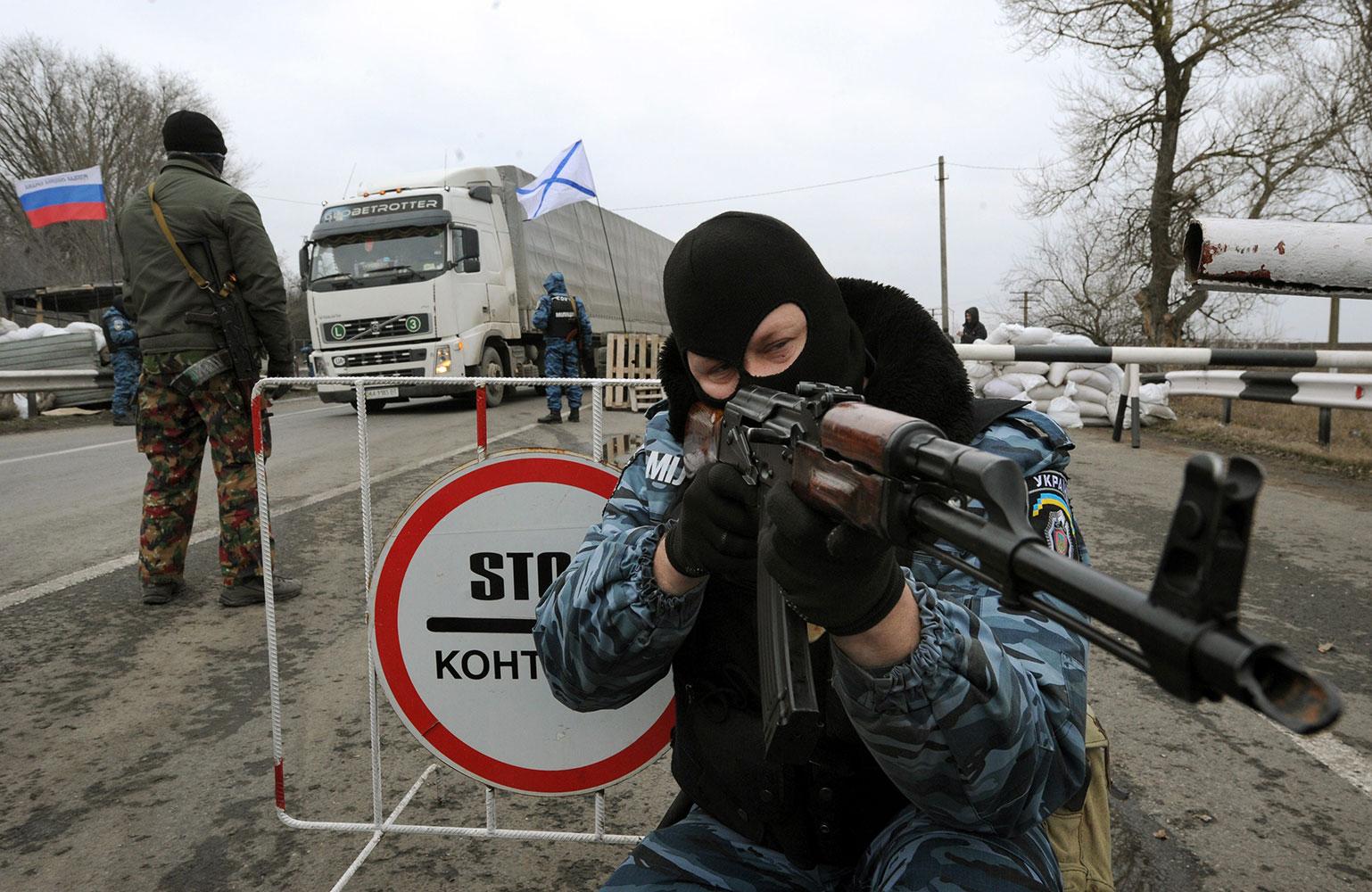 En maskerad, beväpnad, man som säger sig tillhöra upplösta polisen Berkut.