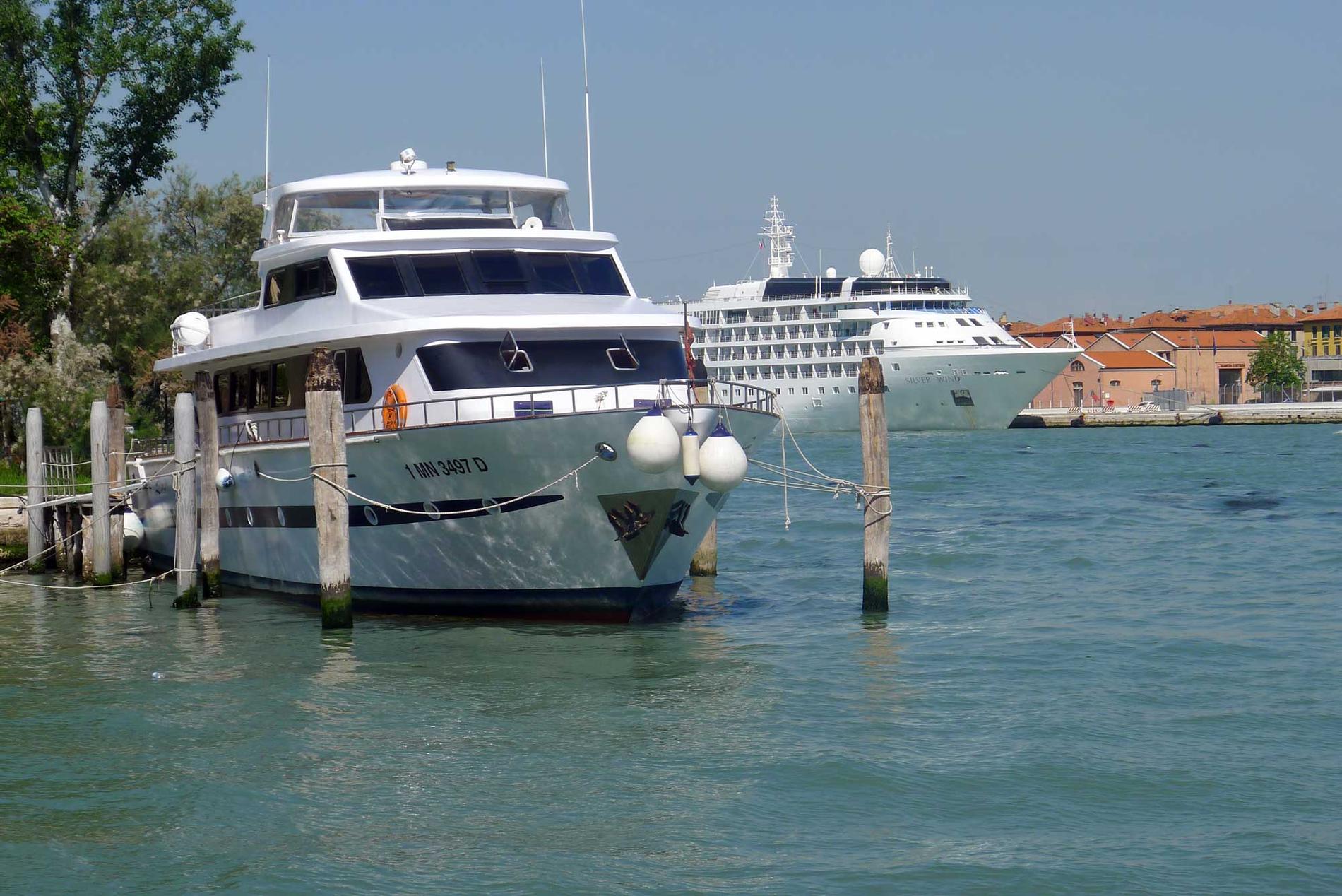 Tvärs över vattnet från Sarah ligger Venedigs stora kryssningsterminal. I bakgrunden fartyget Silver Whisper.