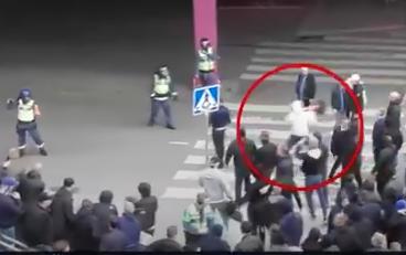 Dramatiska scener efter matchen mellan AIK och Djurgården. En man kastar en vägkon mot en av ordningsvakterna.