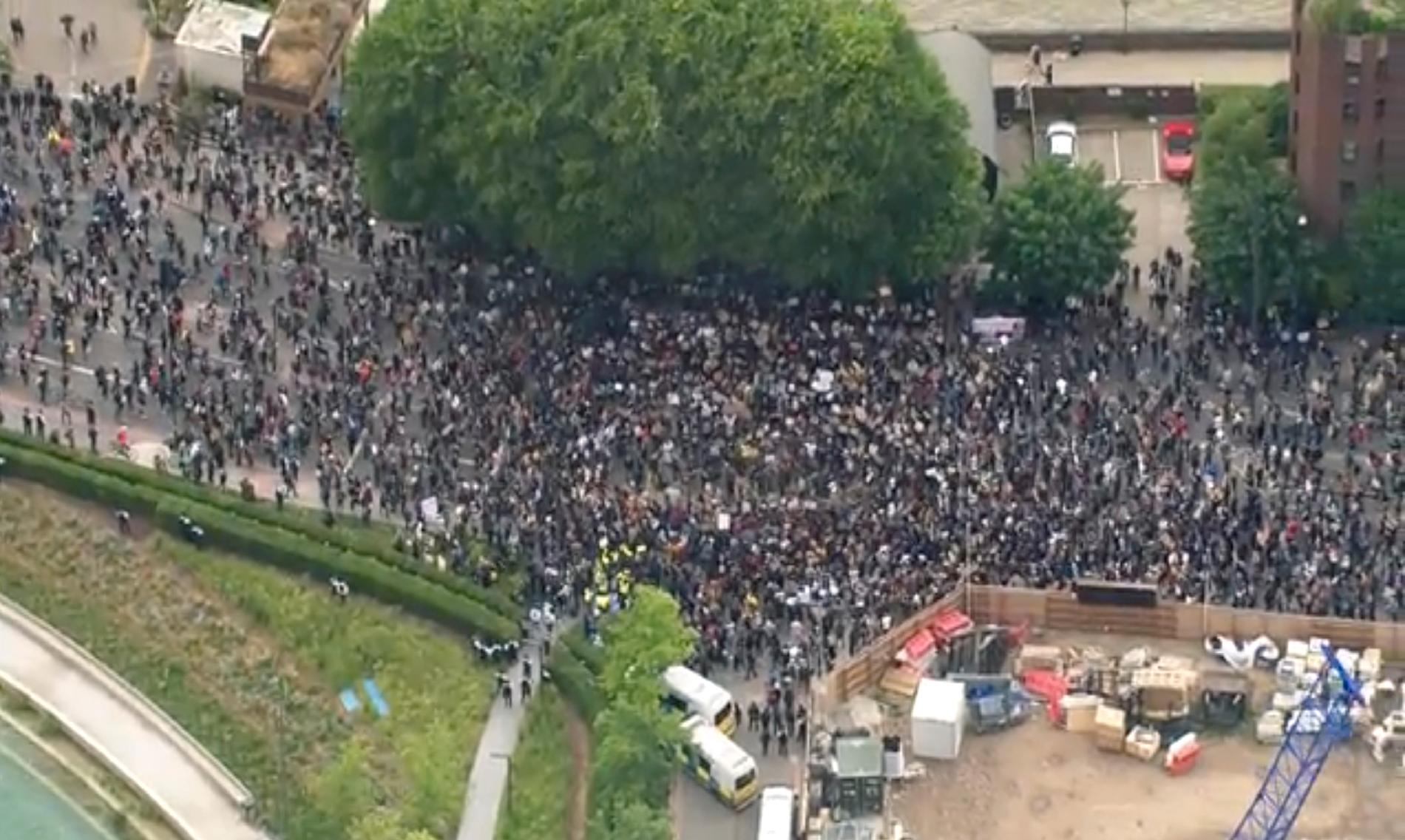Tusentals demonstranter samlades för att protestera utanför USA:s ambassad i London på söndagen.