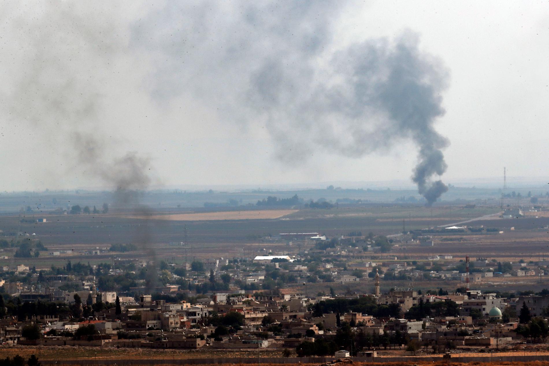 En bild tagen från den turkiska sidan av gränsen den 20 oktober visar rök stiga från den syriska sidan. Arkivbild.