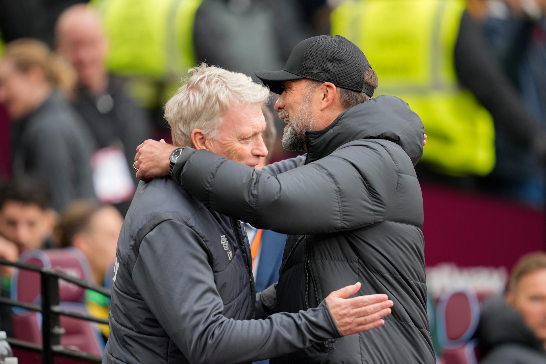 West Hams manager David Moyes och Jürgen Klopp klappar om varandra.