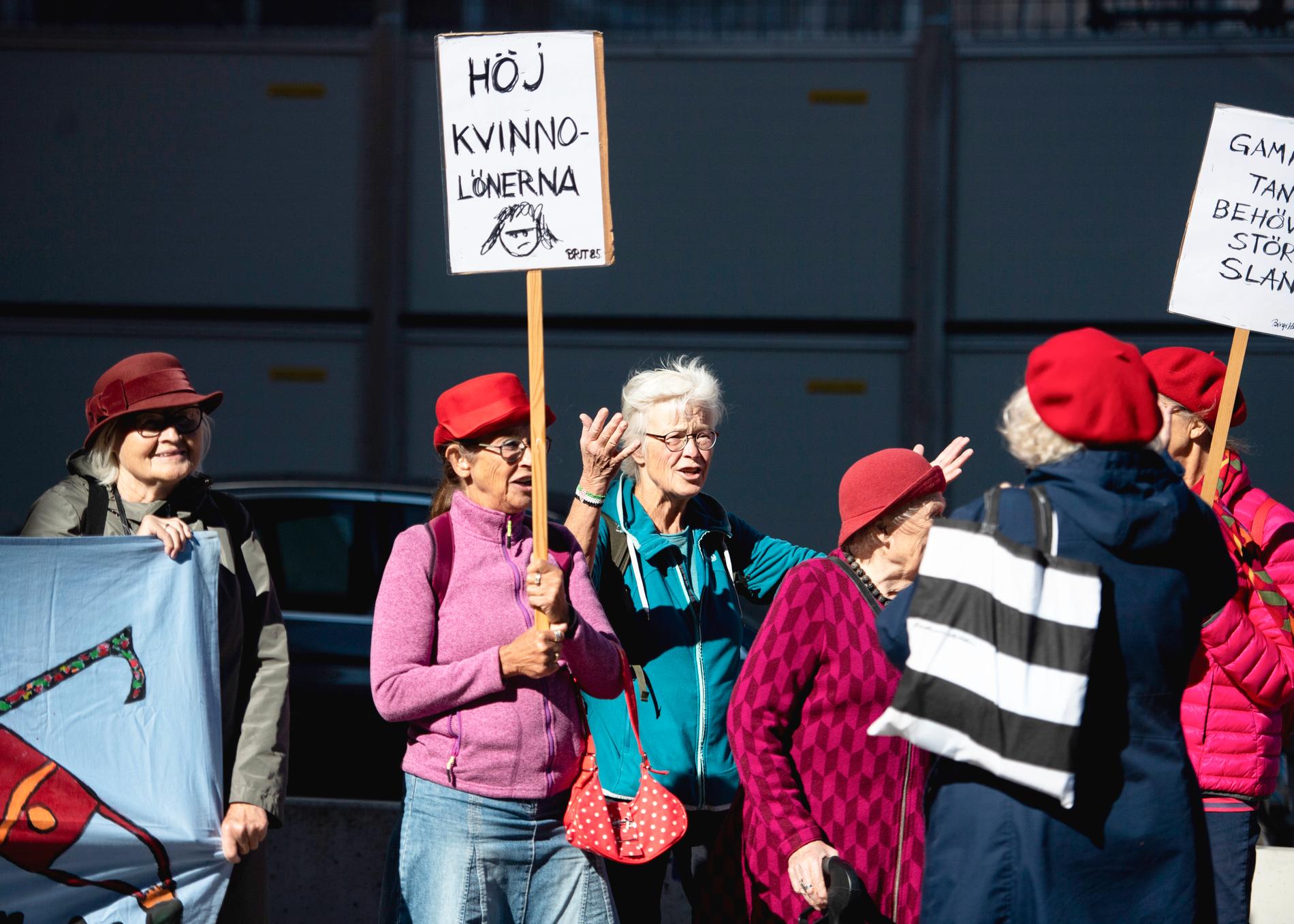 September 2020. En grupp pensionär demonstrerar framför riksdagen för höjning av deras pension.