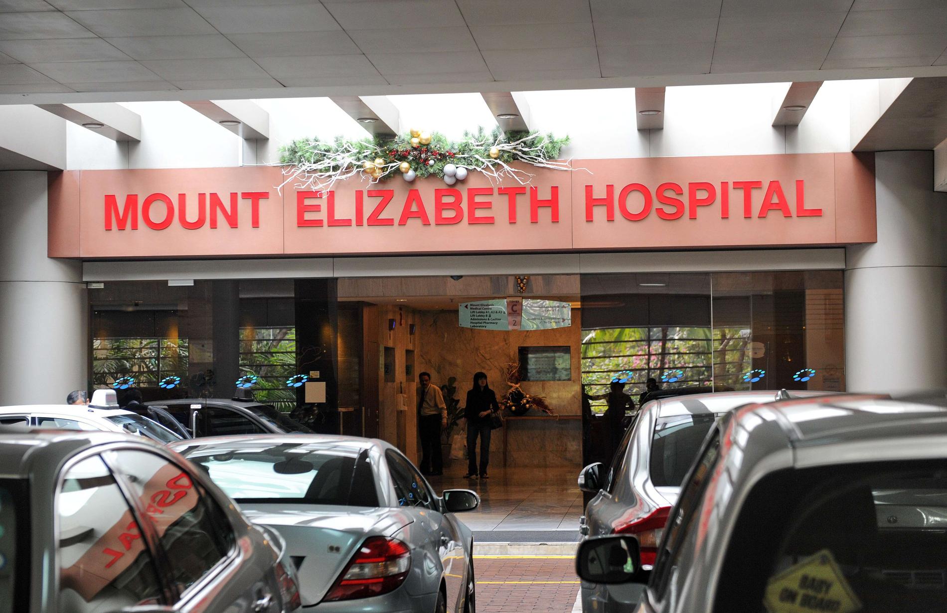 Kvinnan dog av sina skador på sjukhuset i Singapore.