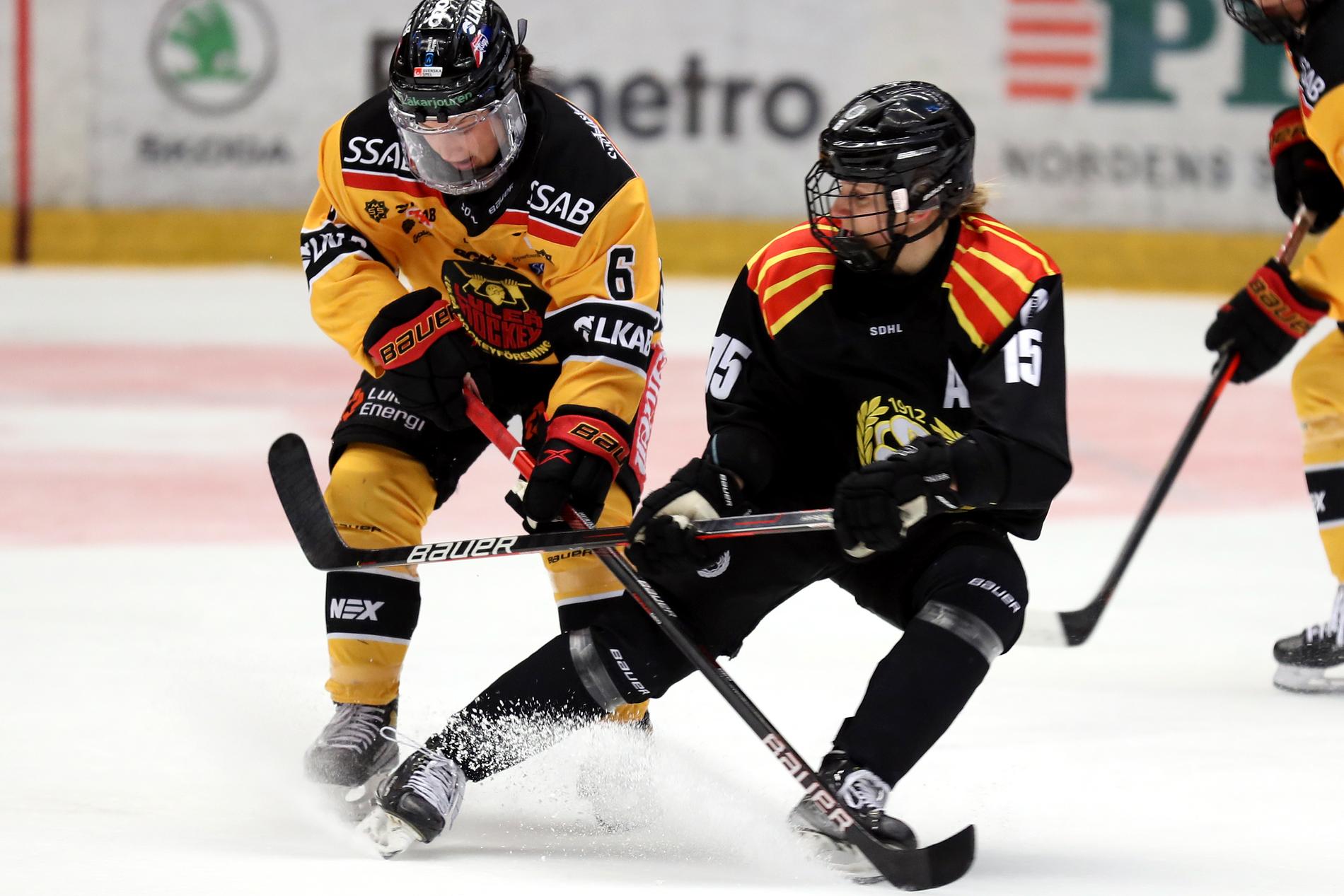 Lara Stalder, till höger, i duell med Jenni Hiirikoski i den avgörande finalmatchen mellan Brynäs och Luleå. Arkivbild.