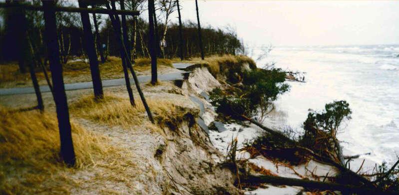 Höststormen 1991 tog parkeringen och den asfalterade vägen närmast havet utmed Löderups Strandbad.
