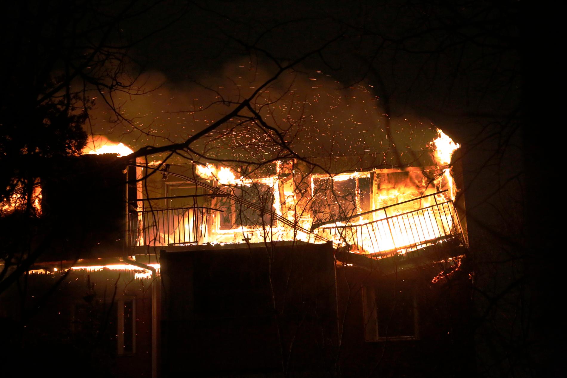 En person fördes till sjukhus efter att ett femvåningshus i Husby börjat brinna.