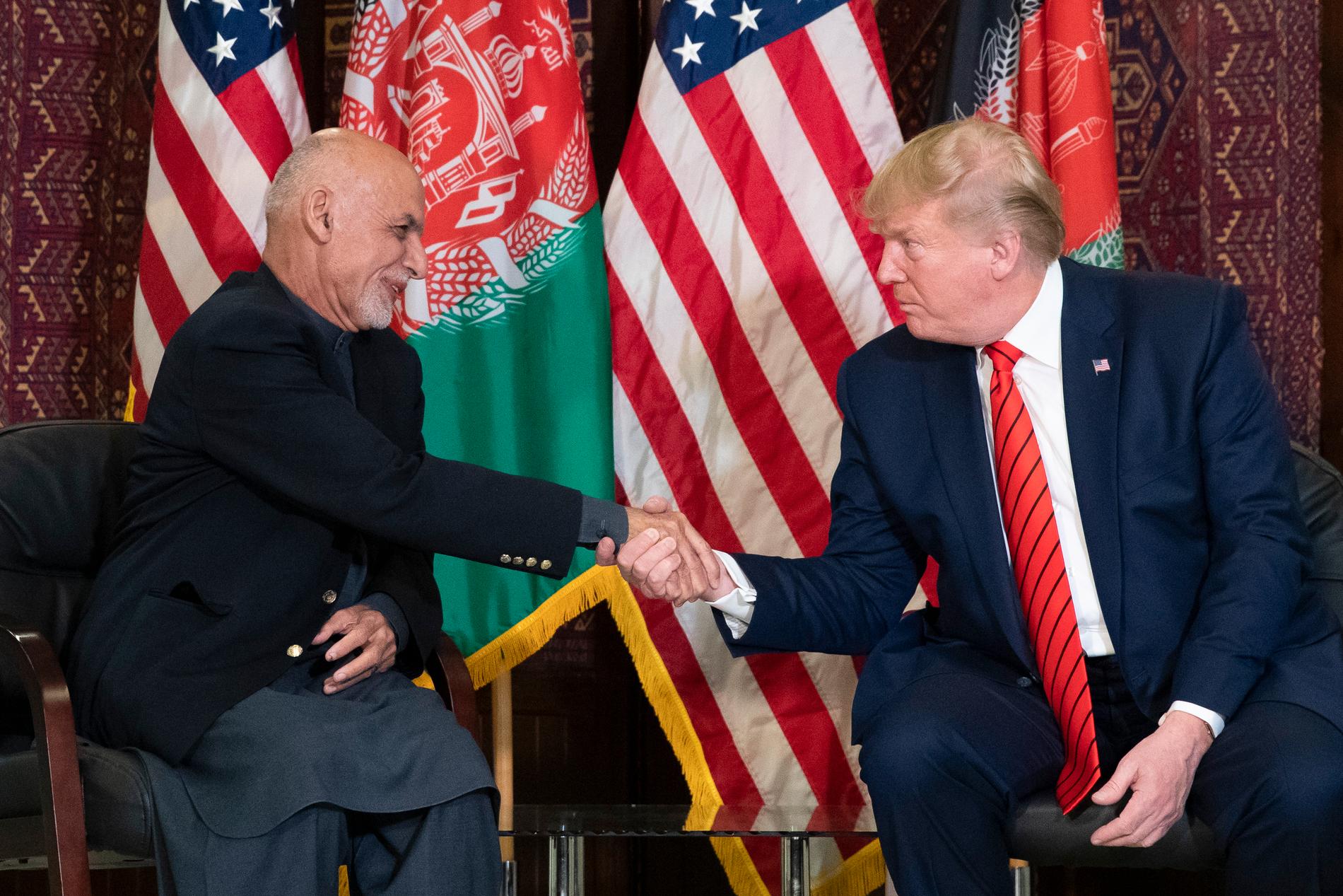 USA:s president Donald Trump skakar hand med Afghanistans president Ashraf Ghani.