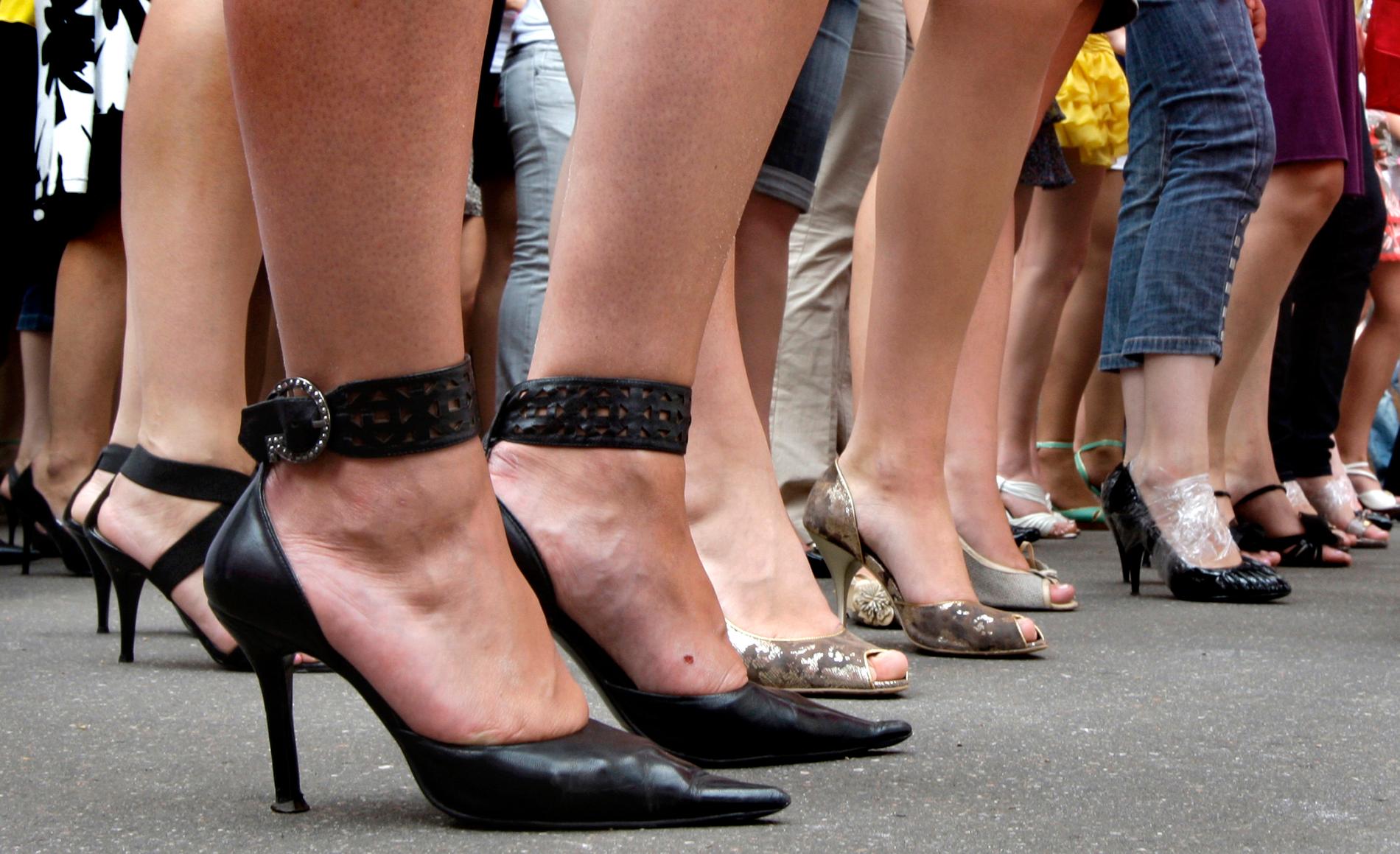 Tusentals japanska kvinnor har skrivit under för att slippa högklackade skor på jobbet. Arkivbild.