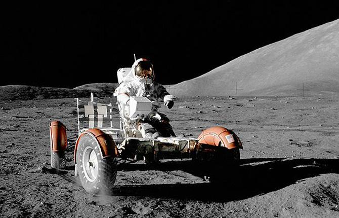 USA byggde fyra eldrivna månbilar till en kostnad av 9,5 miljoner dollar styck. Gene Cernan pressade upp månbilen till 18 kilometer i timmen och har därmed hastighetsrekordet på månen. Den första månbilen användes 1971.