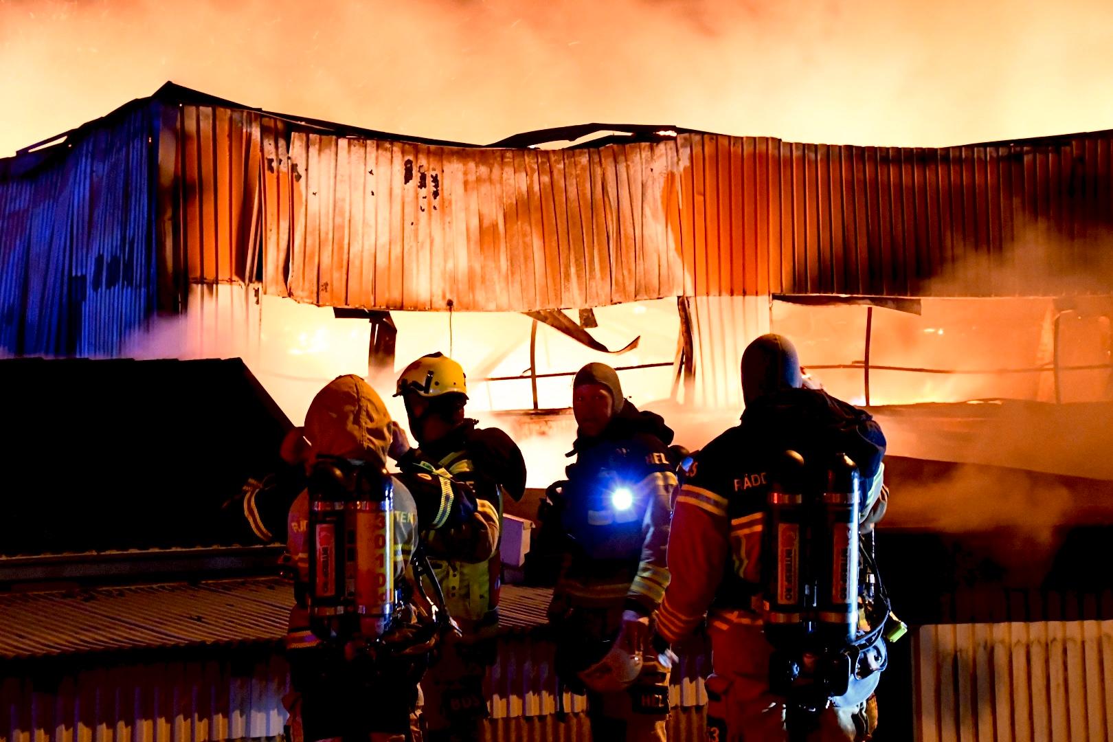 16 enheter bekämpar branden  i Hörby brandstation.