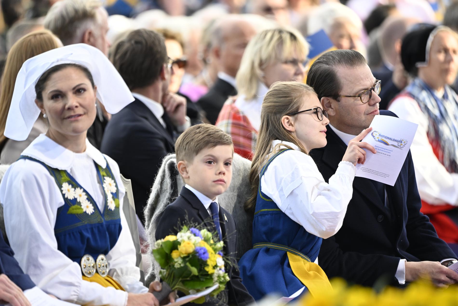Kronprinsessan Victoria, prins Oscar, prinsessan Estelle och prins Daniel deltog i det traditionsenliga nationaldagsfirandet på Skansen.