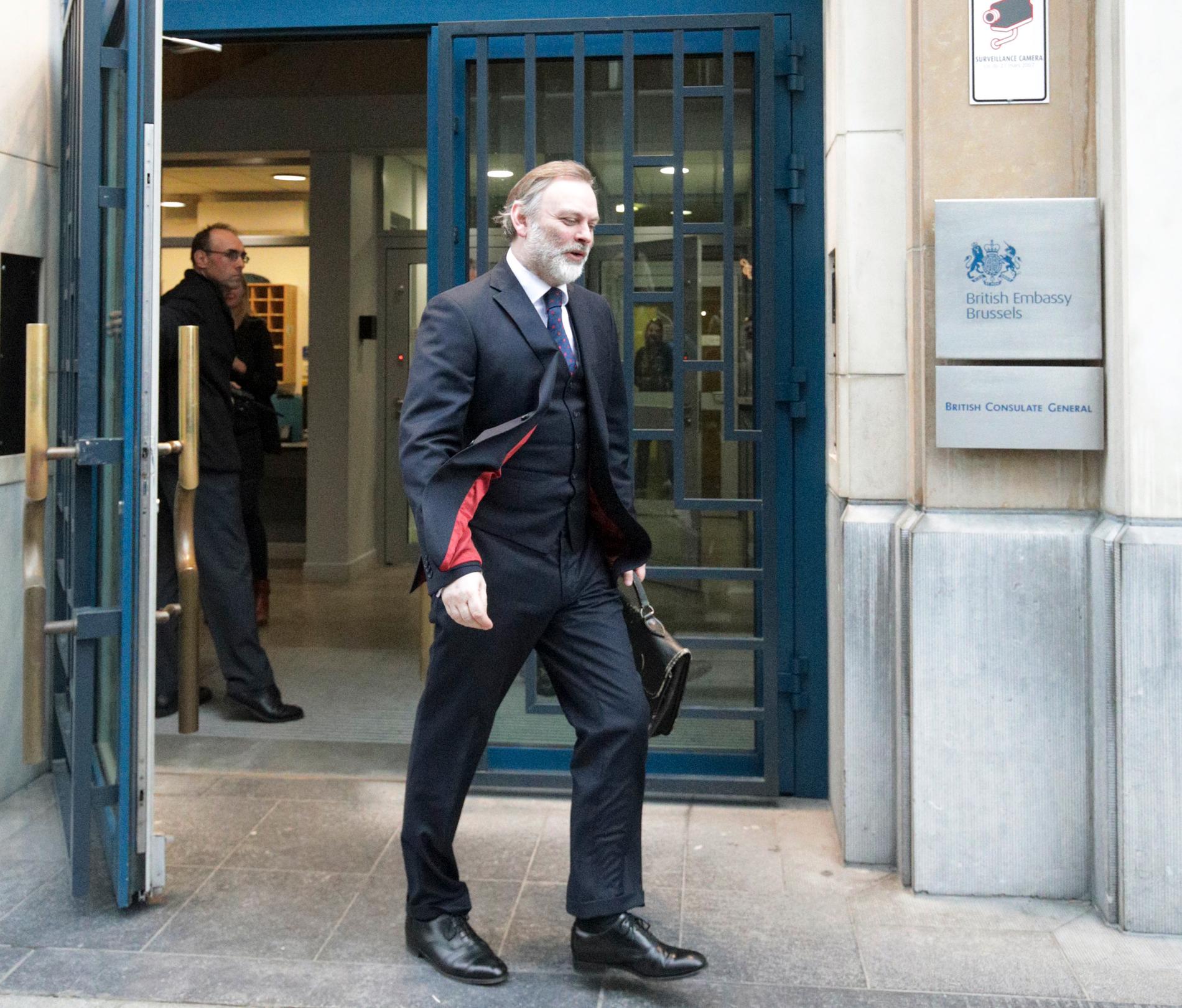 Storbritanniens EU-ambassadör Tim Barrow har lämnat den brittiska EU-representationen i Bryssel för att senare i dag överlämna begäran om utträde.